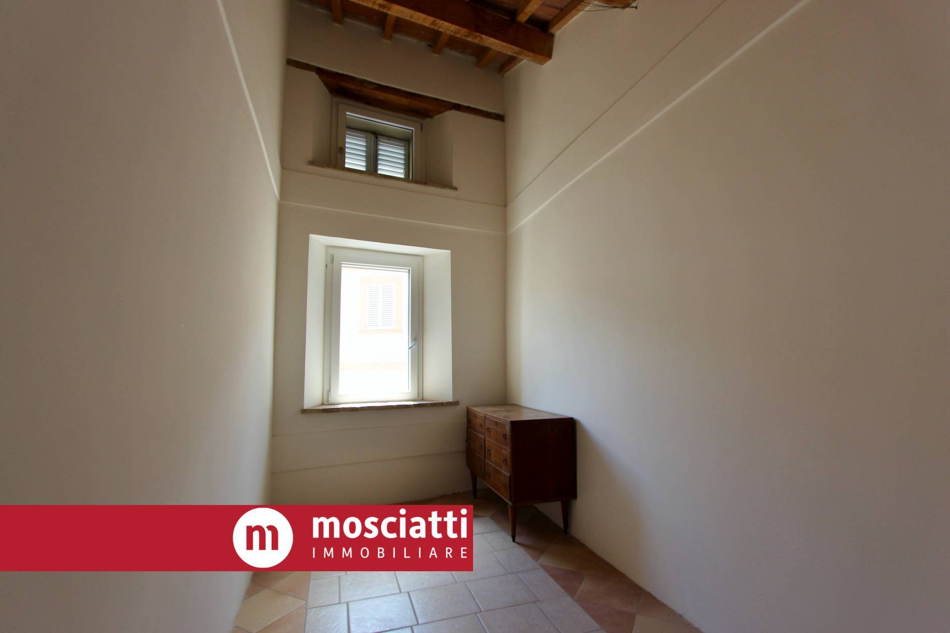 Immagine 9 di Casa indipendente in vendita  in Piazza Garibaldi 14 a Esanatoglia
