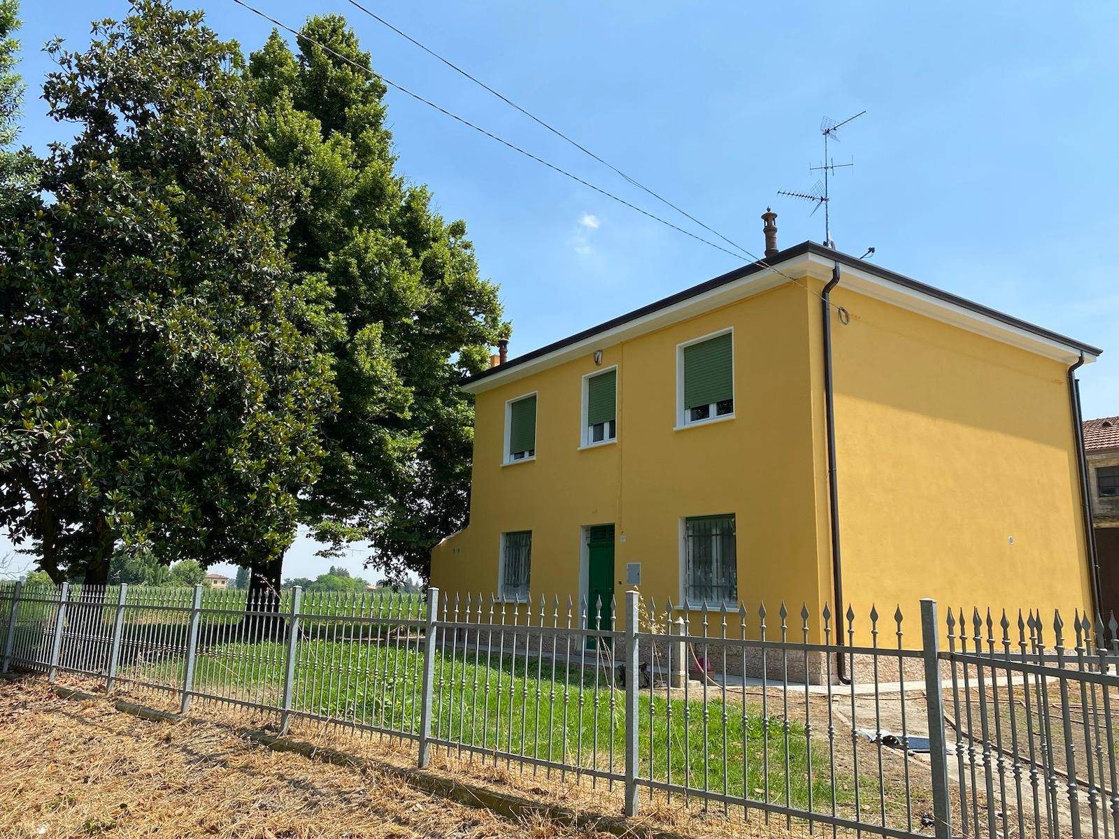 Immagine 1 di Villa in vendita  in Via Canalazzi 167 a Ferrara