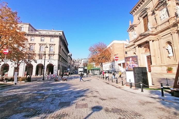 Immagine 1 di Negozio in affitto  a Bergamo