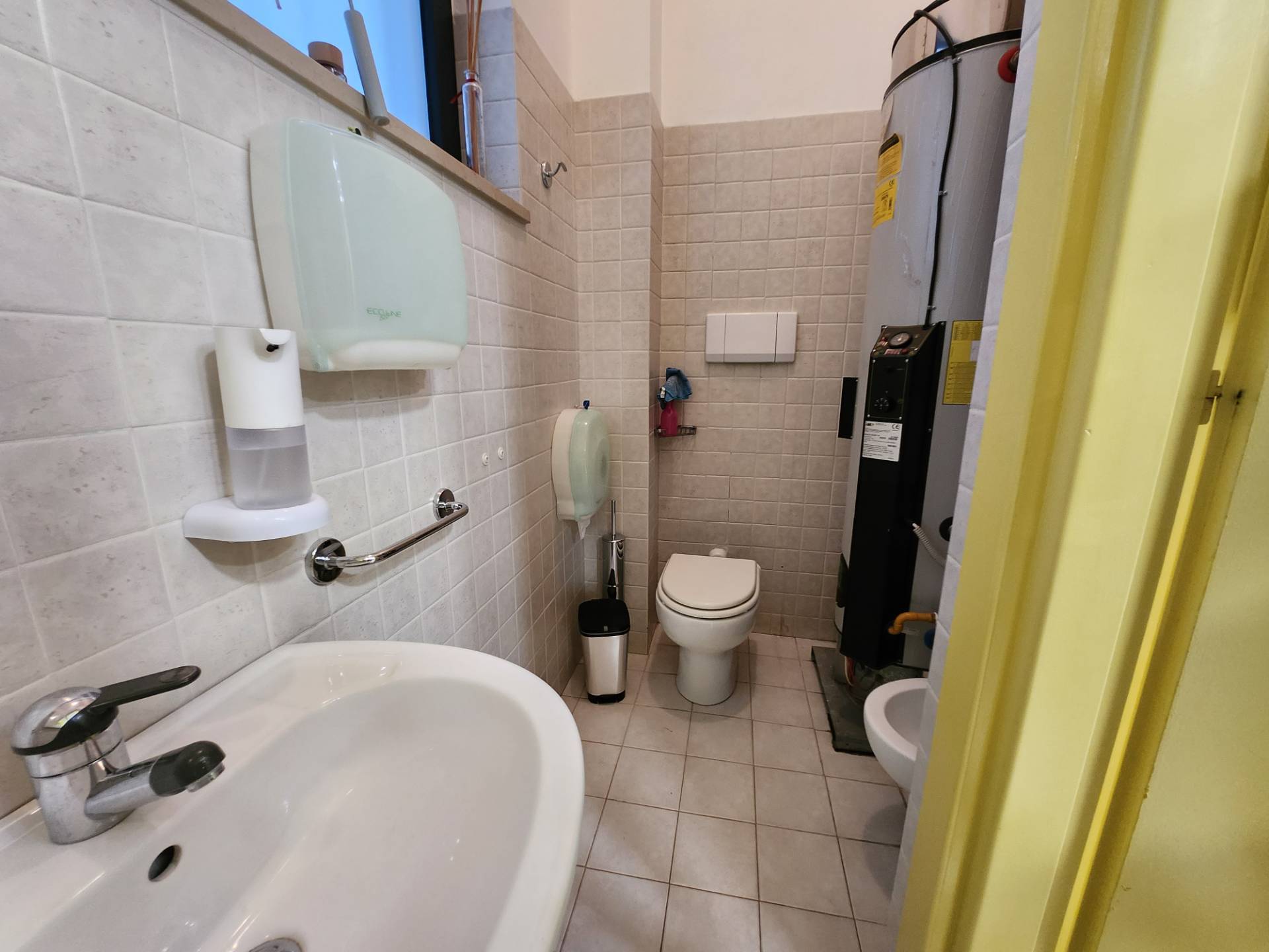 Immagine 26 di Locale commerciale in affitto  in Viale Crucioli a Teramo