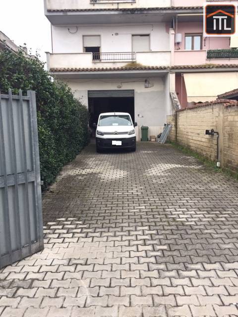 Immagine 1 di Locale commerciale in vendita  in Gioele Solari a Roma