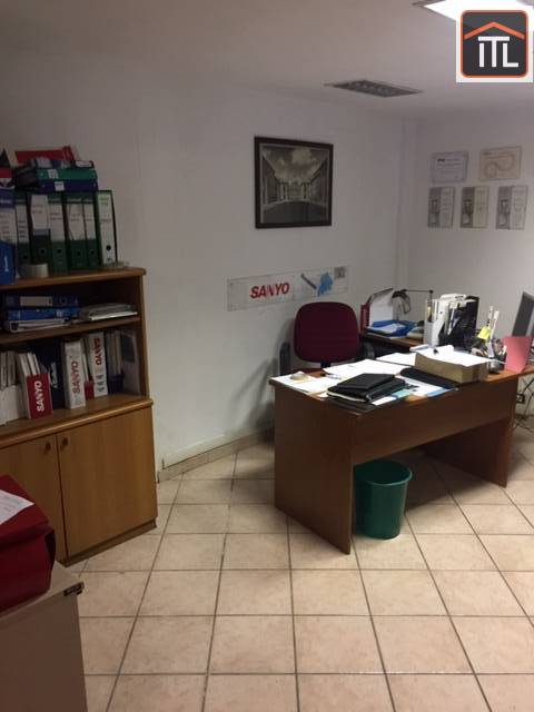 Immagine 14 di Locale commerciale in vendita  in Gioele Solari a Roma