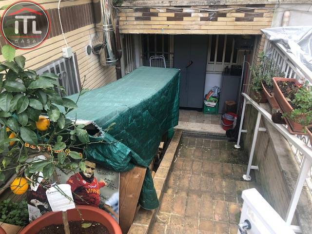 Immagine 4 di Cantina in vendita  in Giuseppe Vanni a Roma