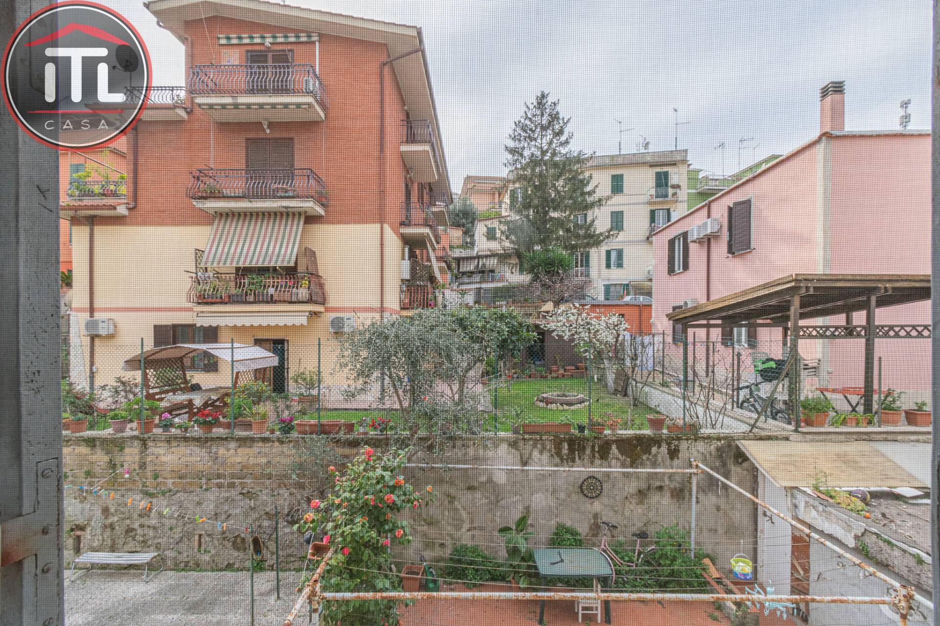 Immagine 22 di Appartamento in vendita  in Via Santafiora a Roma