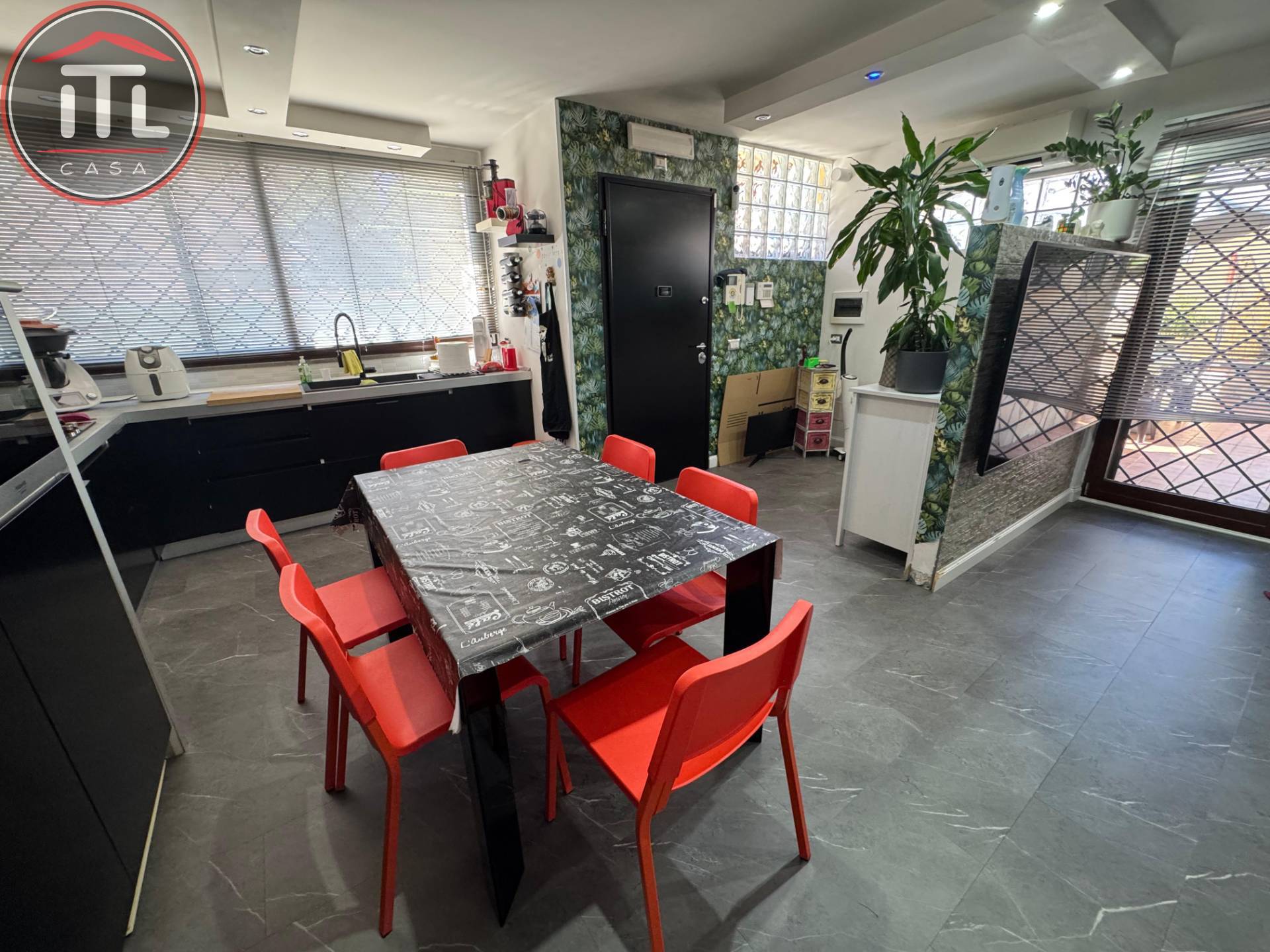 Immagine 4 di Appartamento in vendita  in Gavoi 12 a Roma