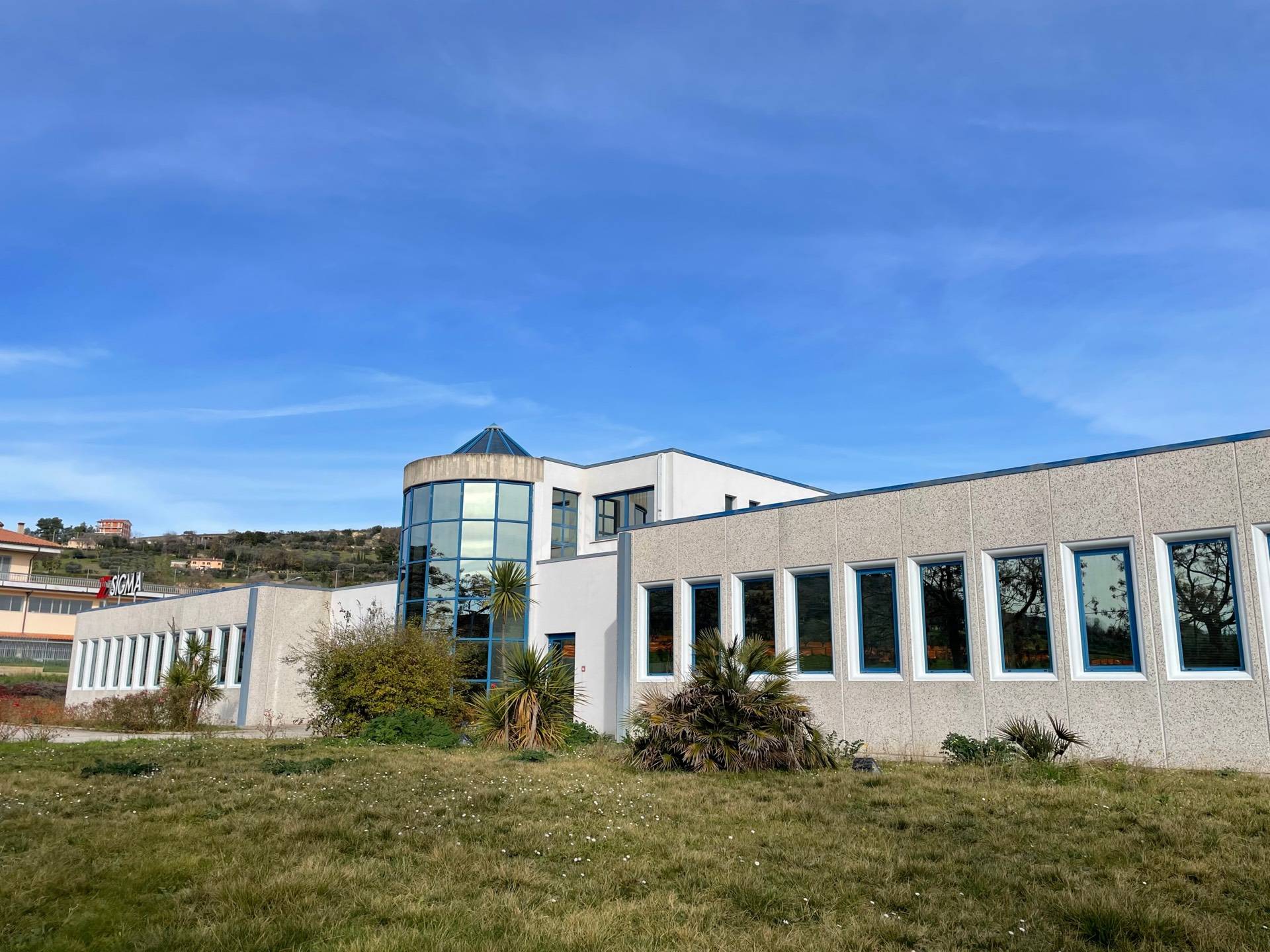 Immagine 2 di Capannone industriale in vendita  a Altidona