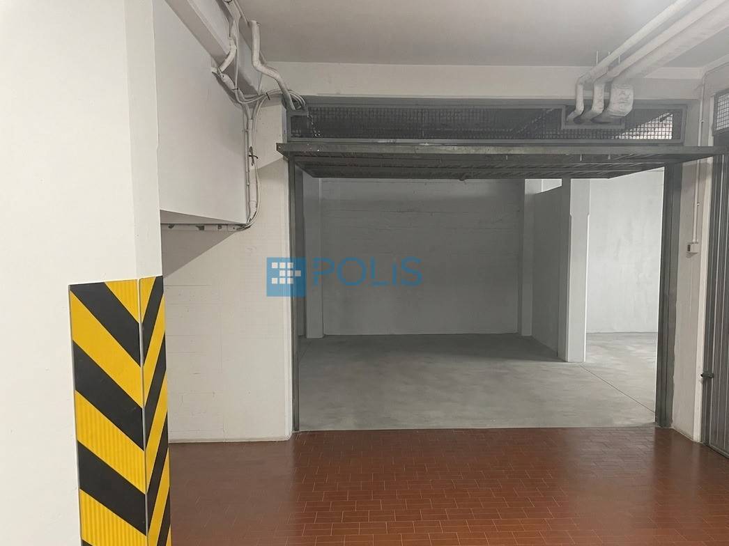 Immagine 2 di Box auto in vendita  in Via Ulloa a Venezia