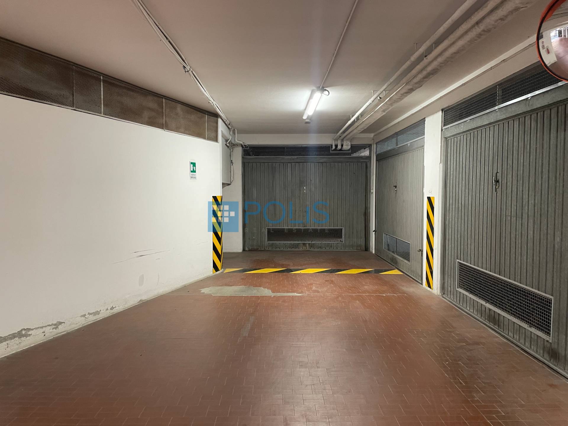 Immagine 3 di Box auto in vendita  in Via Ulloa a Venezia
