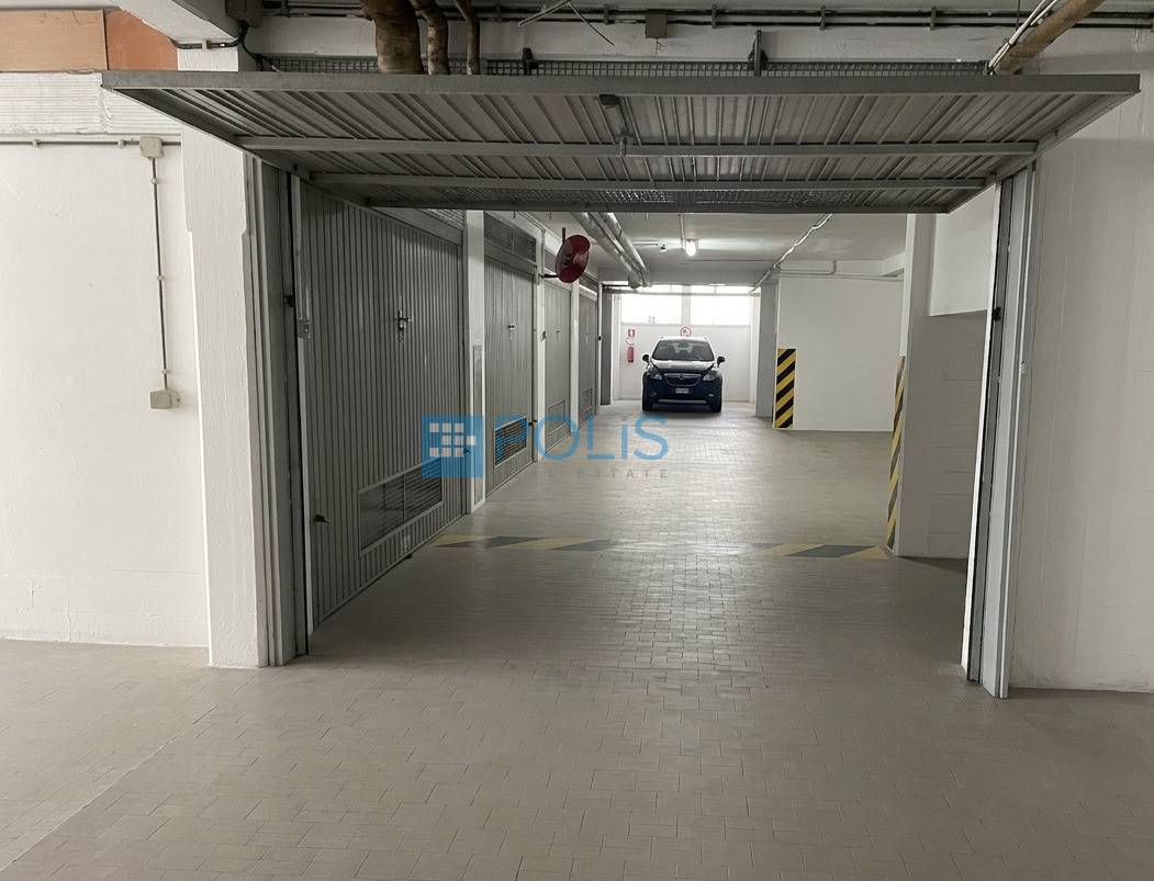 Immagine 5 di Box auto in vendita  in Via Ulloa a Venezia