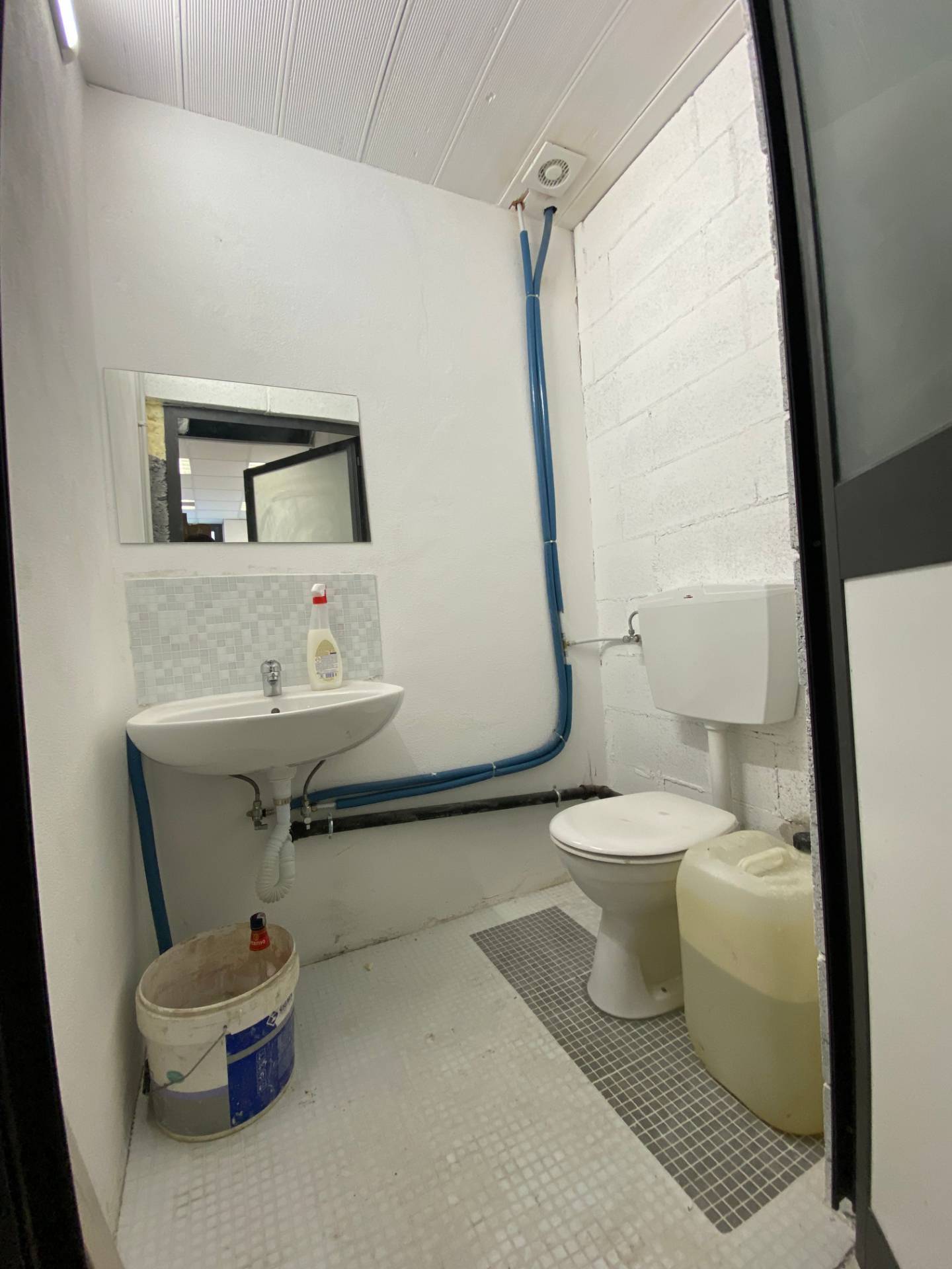 Immagine 10 di Magazzino in vendita  a Savona