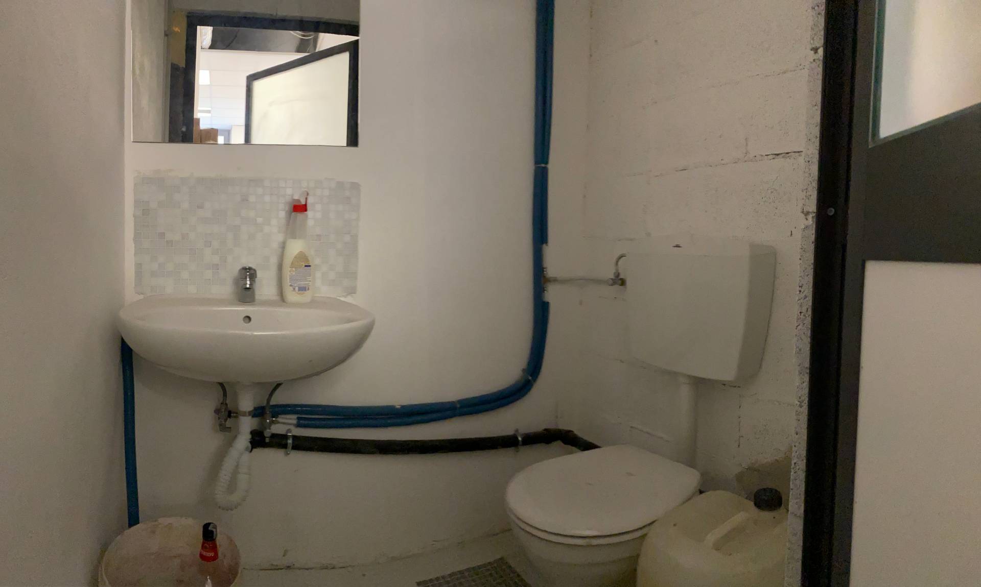 Immagine 11 di Magazzino in vendita  a Savona