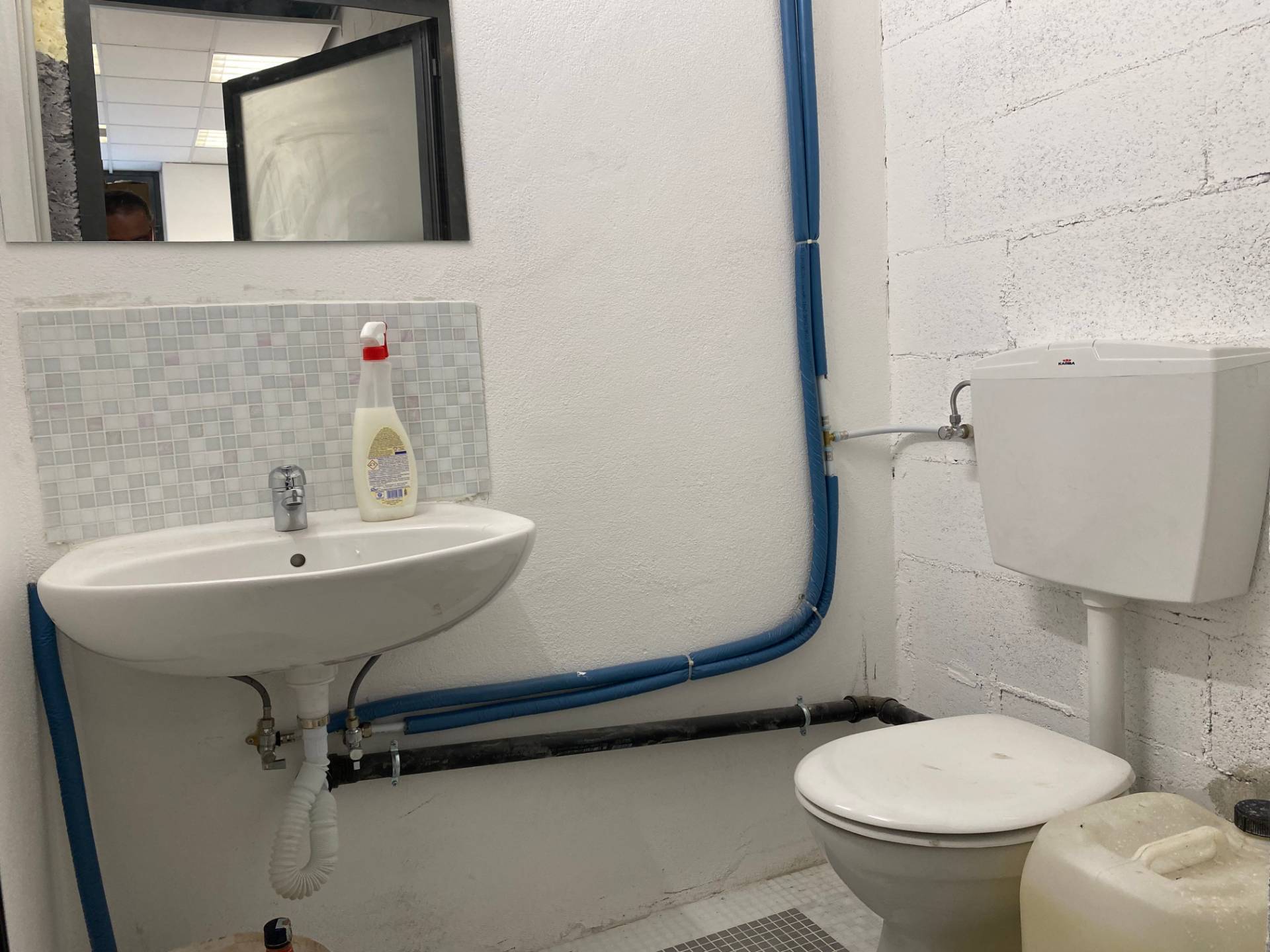 Immagine 13 di Magazzino in vendita  a Savona