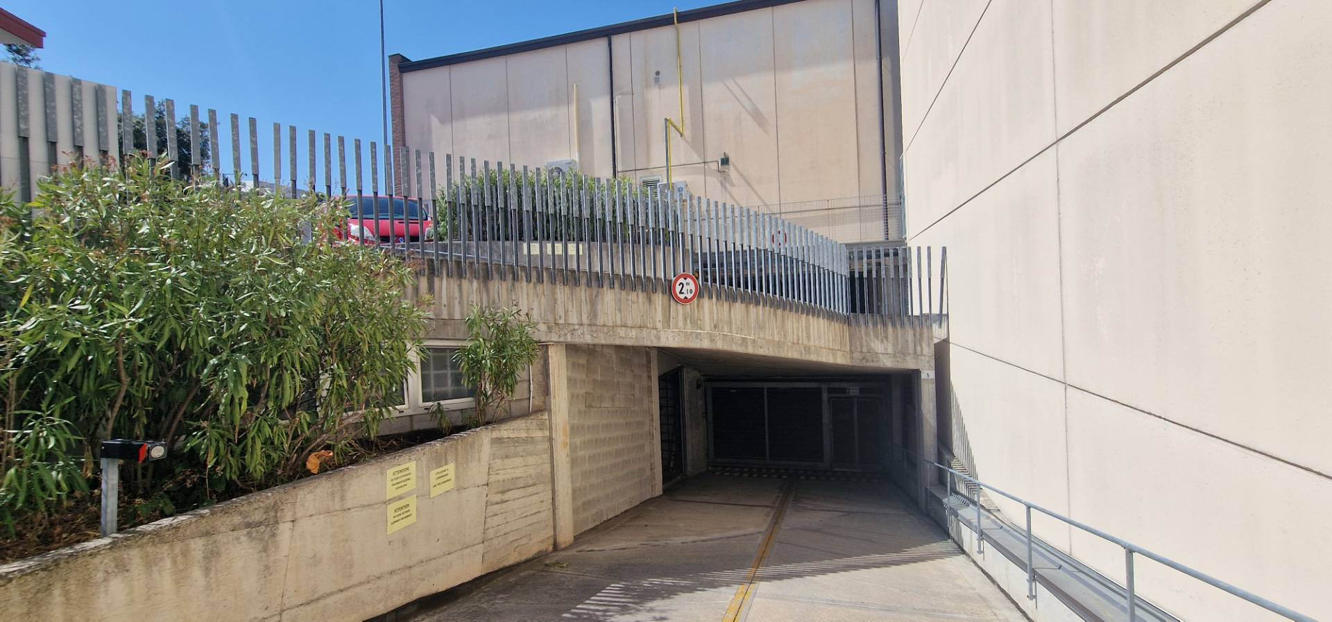 Immagine 2 di Locale commerciale in vendita  in via Sebastiano Caboto a Cattolica