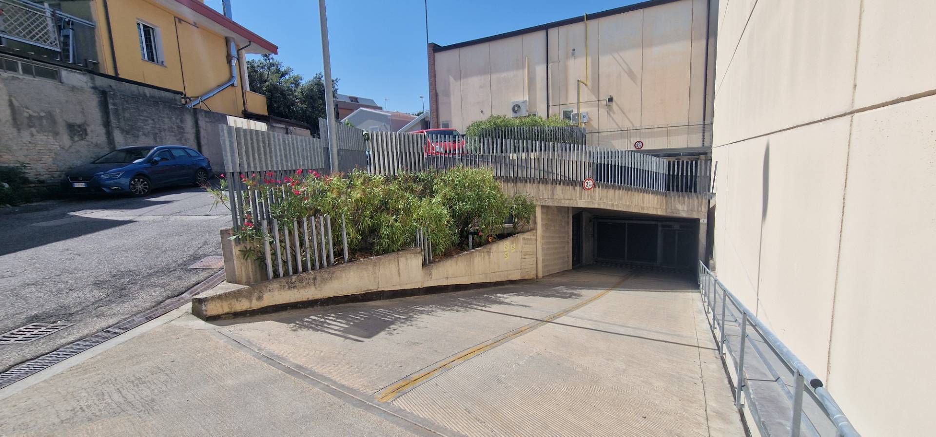 Immagine 1 di Locale commerciale in vendita  in via Sebastiano Caboto a Cattolica