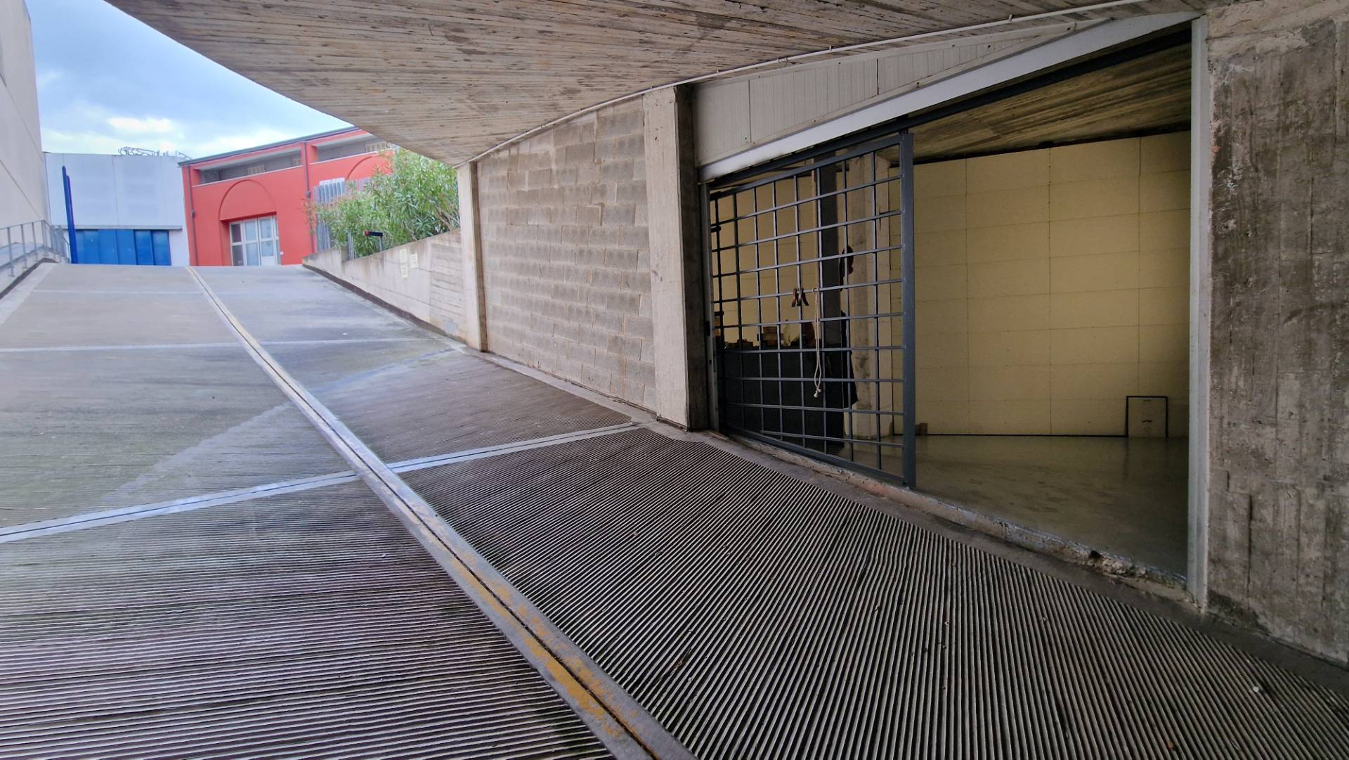 Immagine 4 di Locale commerciale in vendita  in via Sebastiano Caboto a Cattolica