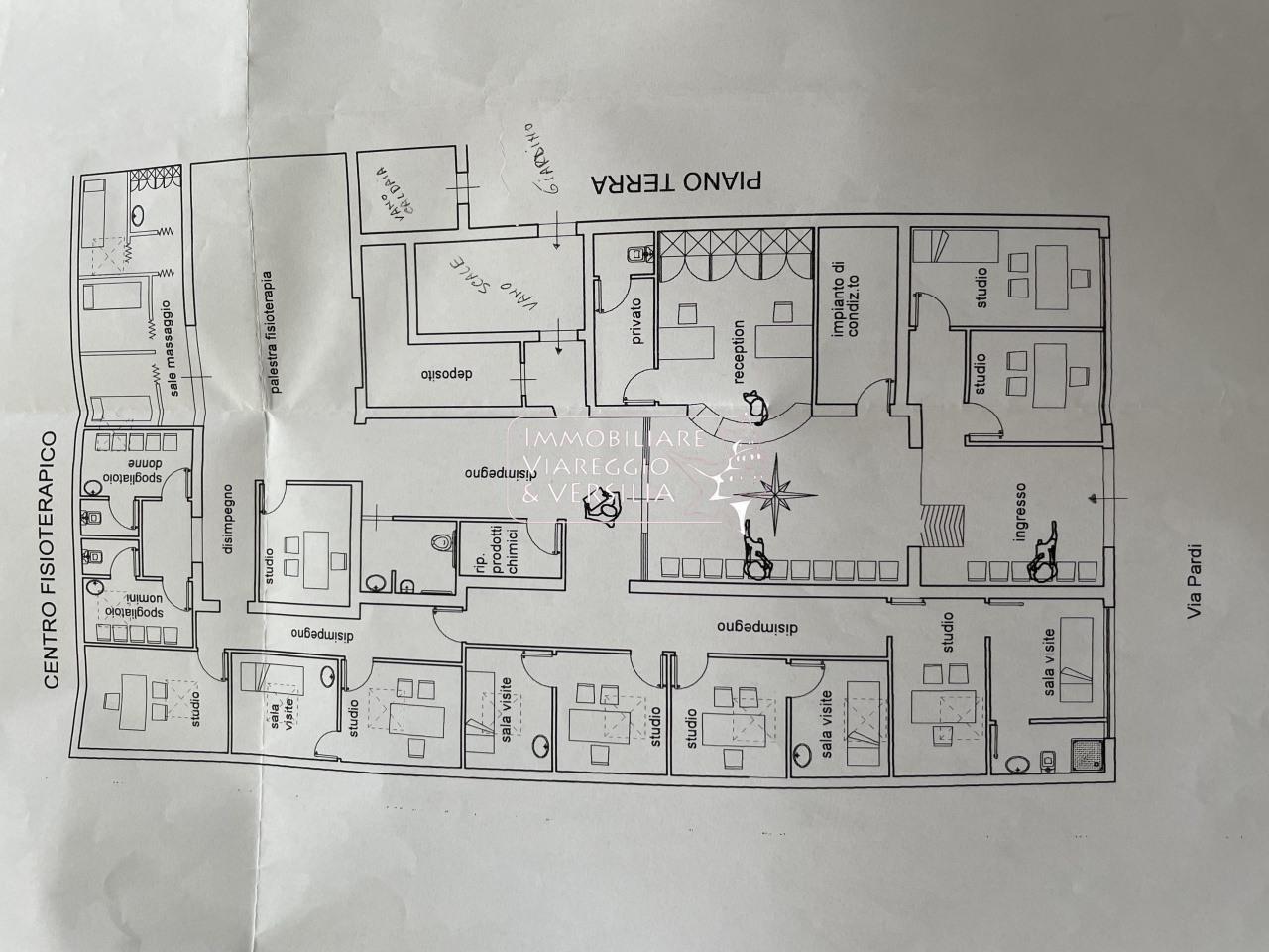 Immagine 13 di Negozio in vendita  in via Fratelli Cervi 20 a Viareggio