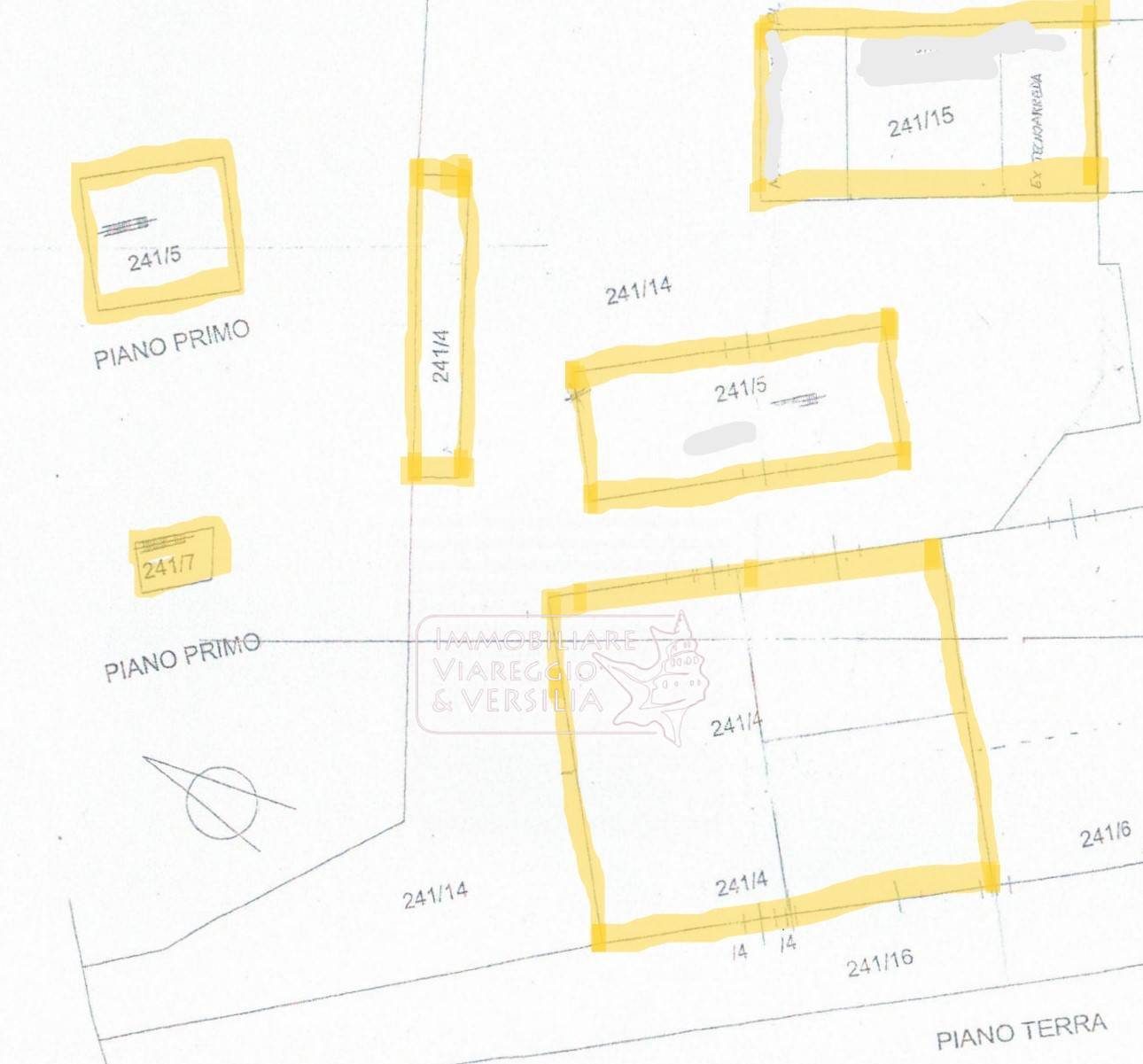 Immagine 2 di Magazzino in vendita  in via dei falegnami a Camaiore