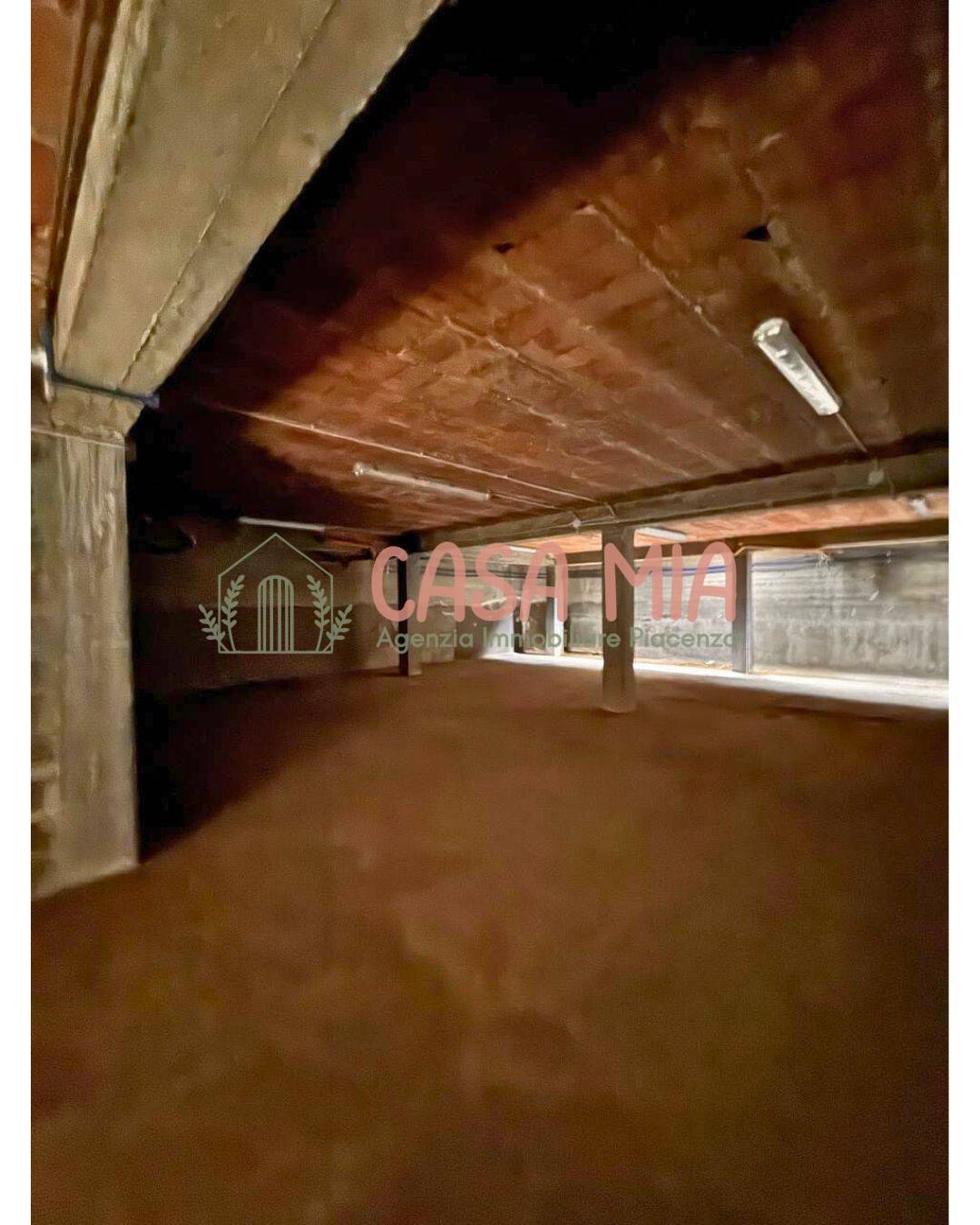 Immagine 23 di Negozio in vendita  in Via emilia est 78 a Agazzano