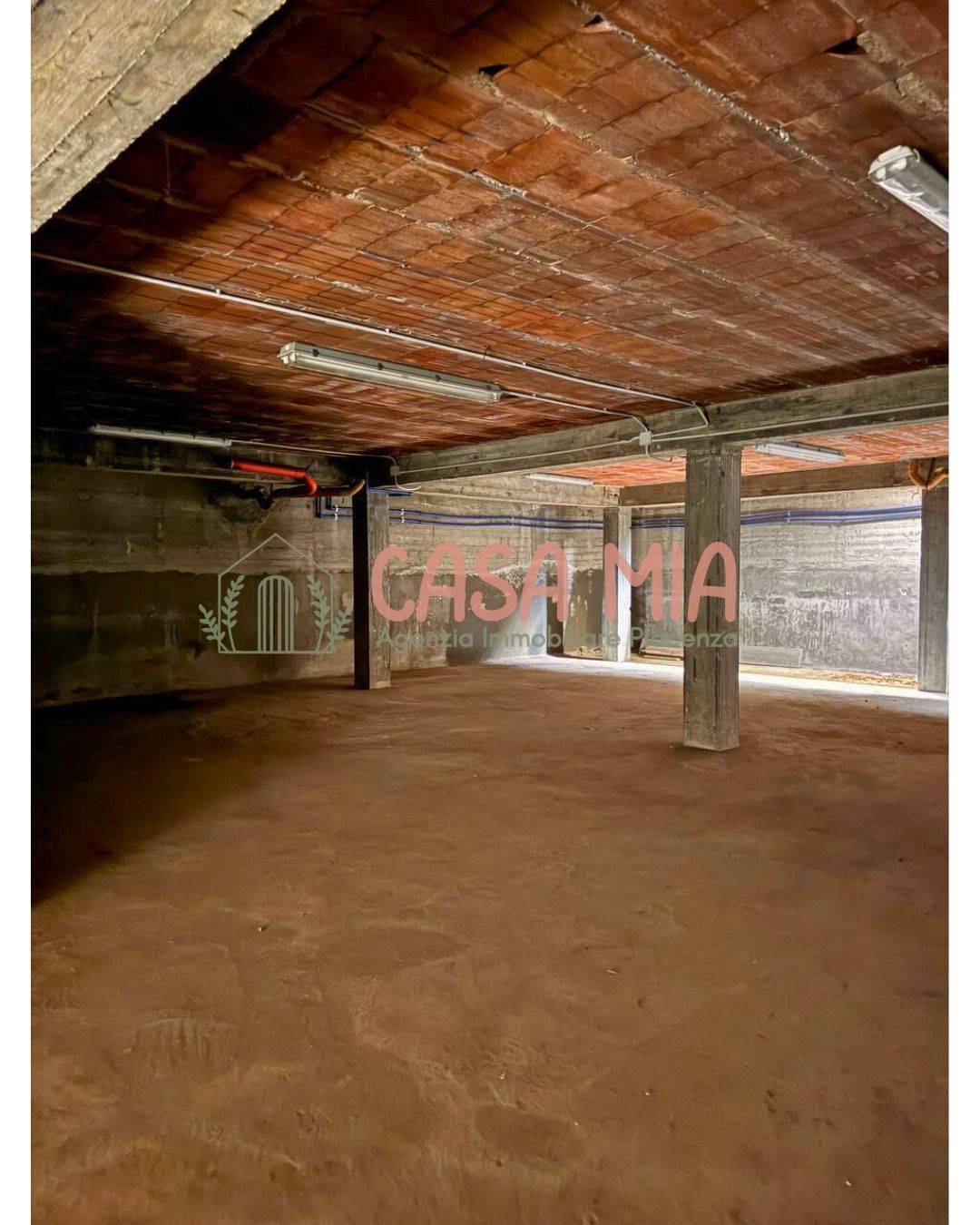 Immagine 27 di Negozio in vendita  in Via emilia est 78 a Agazzano