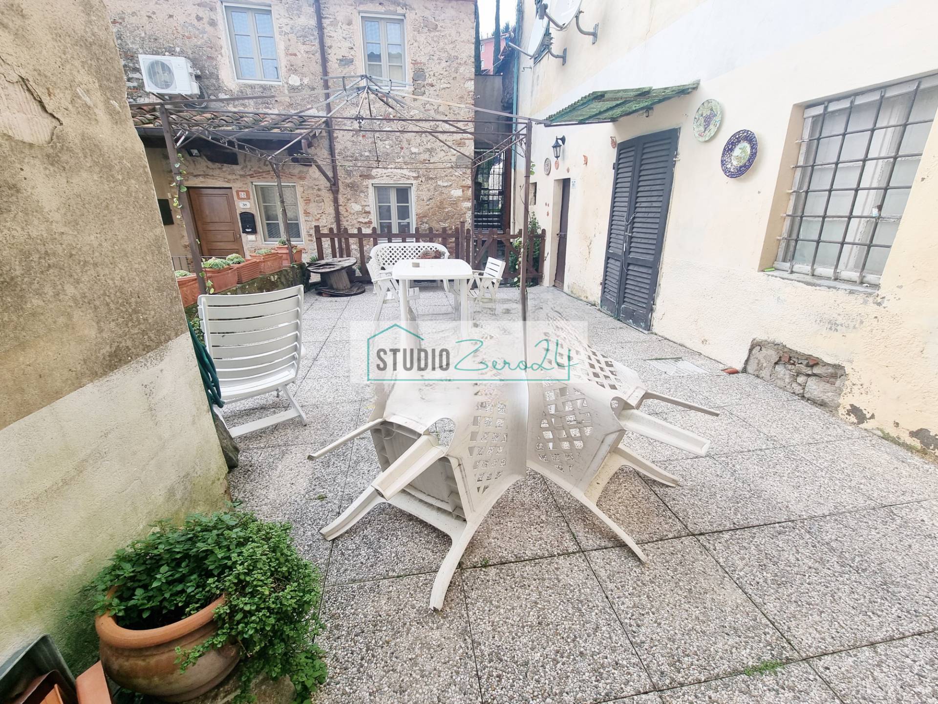 Immagine 8 di Casa semindipendente in vendita  in via del lastrico a Camaiore