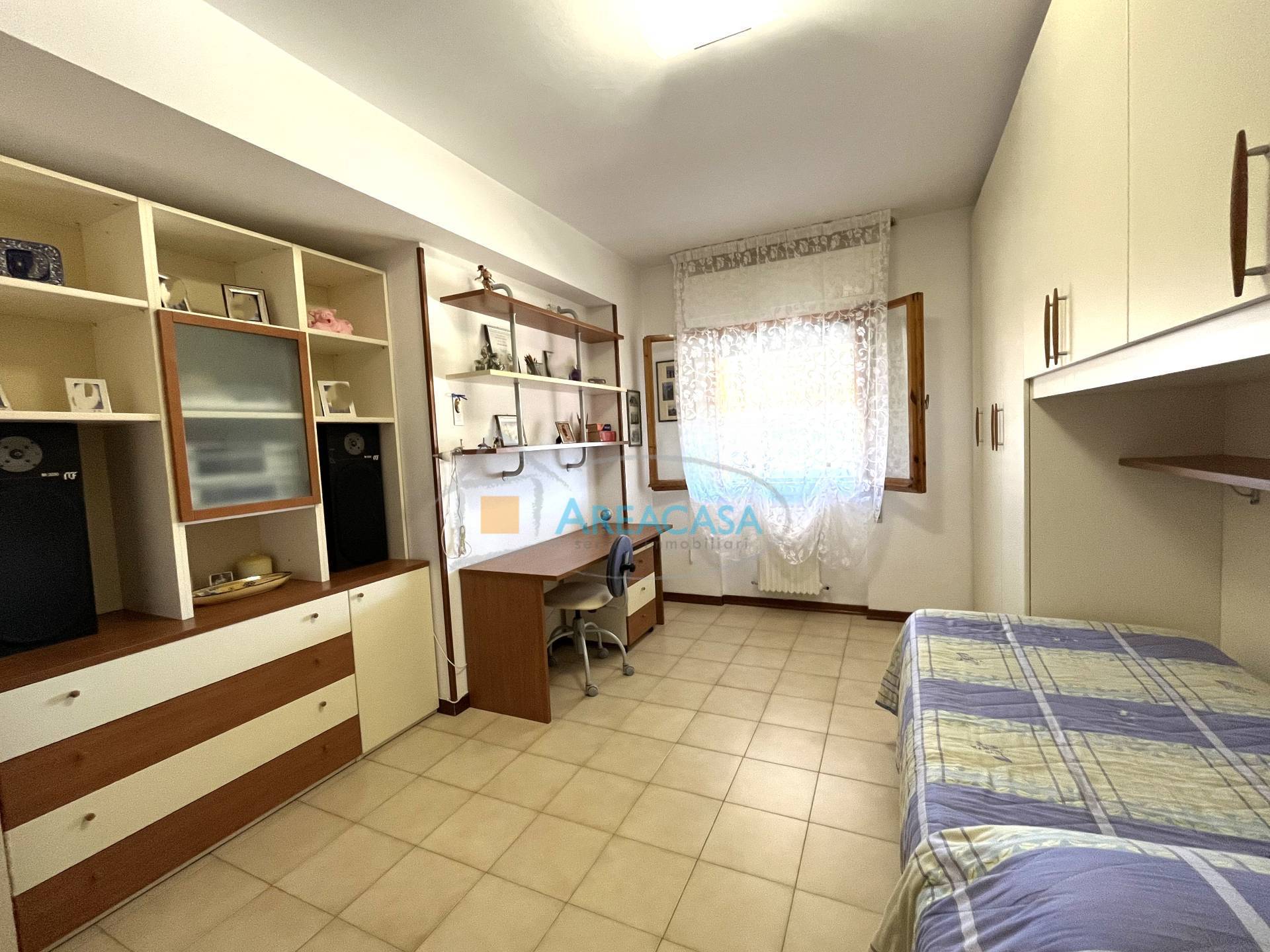 Immagine 24 di Appartamento in vendita  11 a Folignano