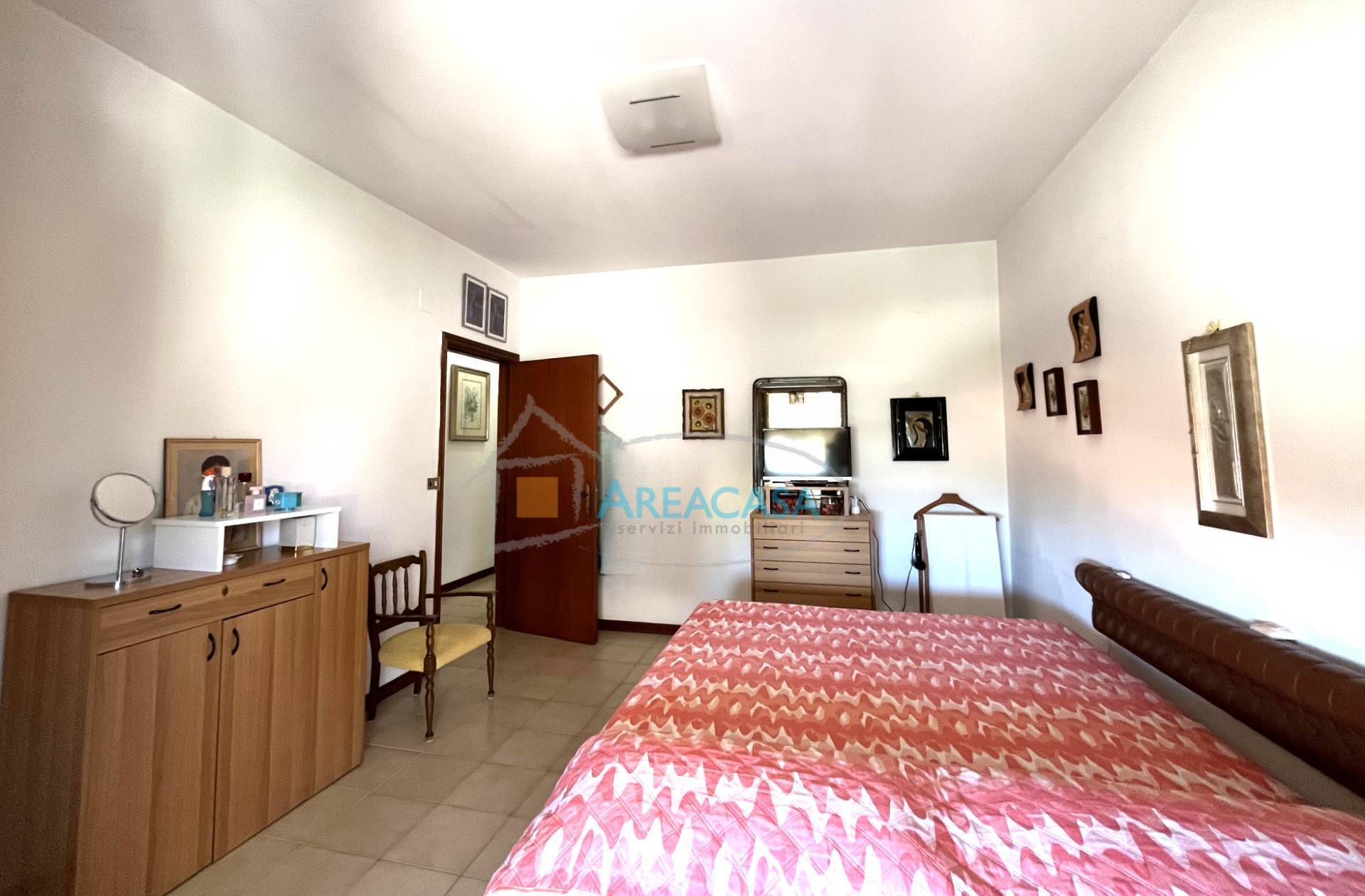 Immagine 34 di Appartamento in vendita  11 a Folignano