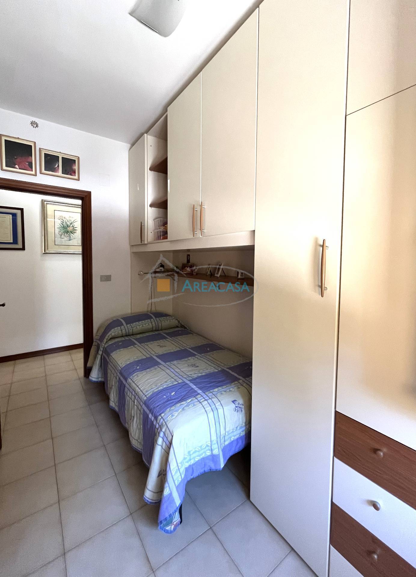 Immagine 37 di Appartamento in vendita  11 a Folignano