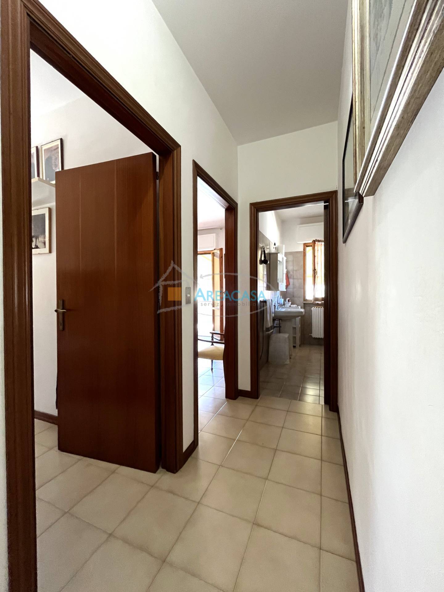 Immagine 38 di Appartamento in vendita  11 a Folignano