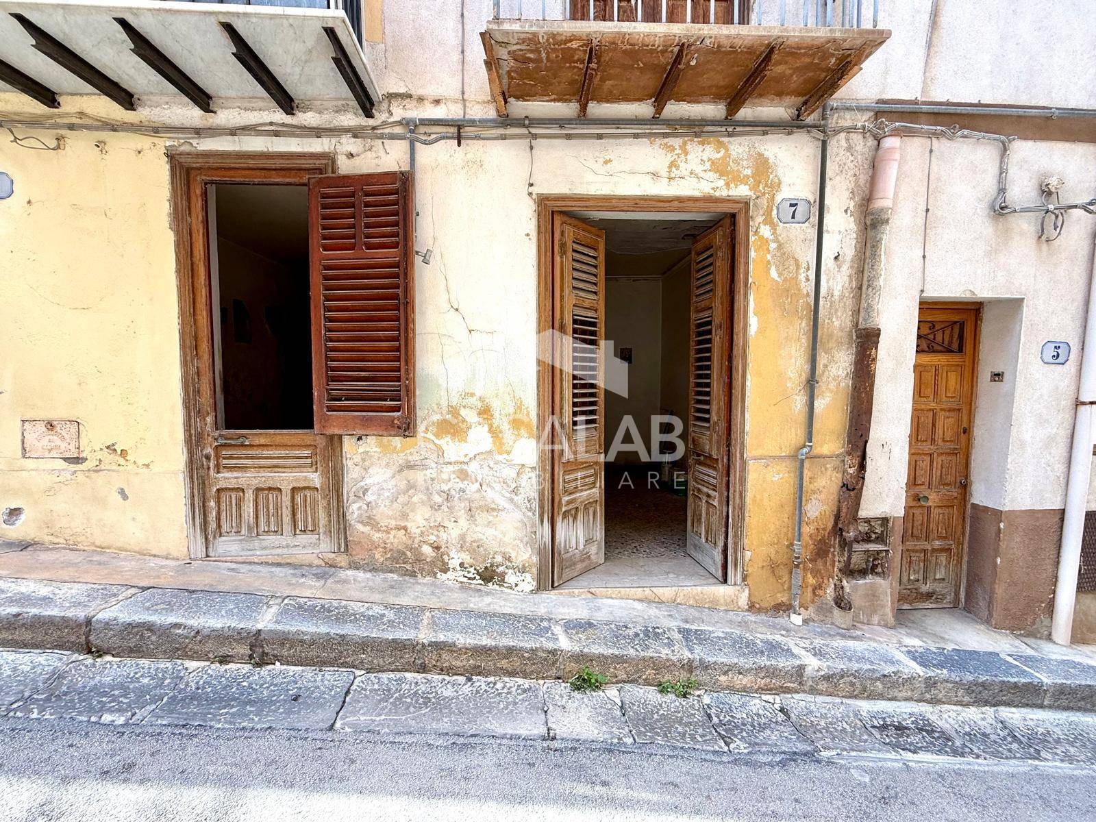 Immagine 1 di Appartamento in vendita  in via sant'antonino vecchio 7-9 a Carini