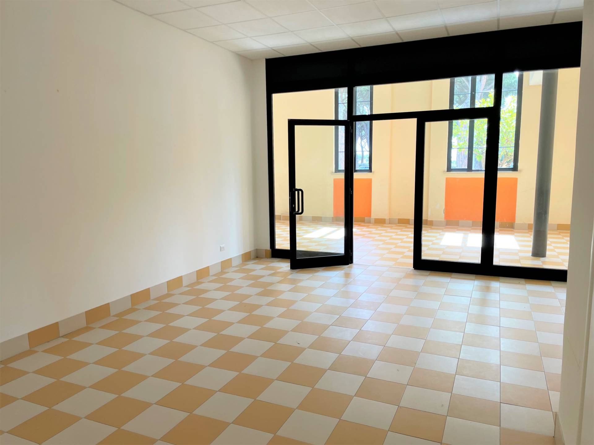 Immagine 15 di Locale commerciale in affitto  in Via dei Romagnoli 515 a Roma