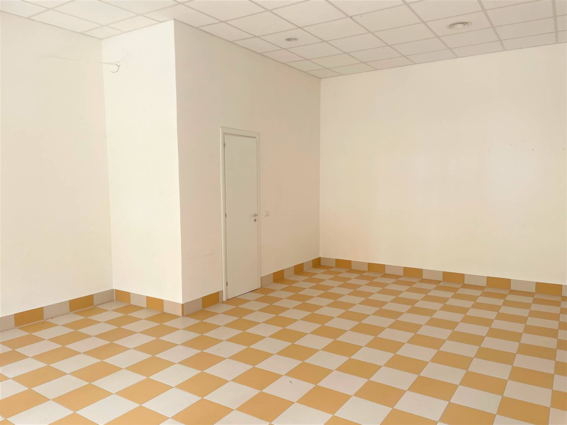 Immagine 17 di Locale commerciale in affitto  in Via dei Romagnoli 515 a Roma