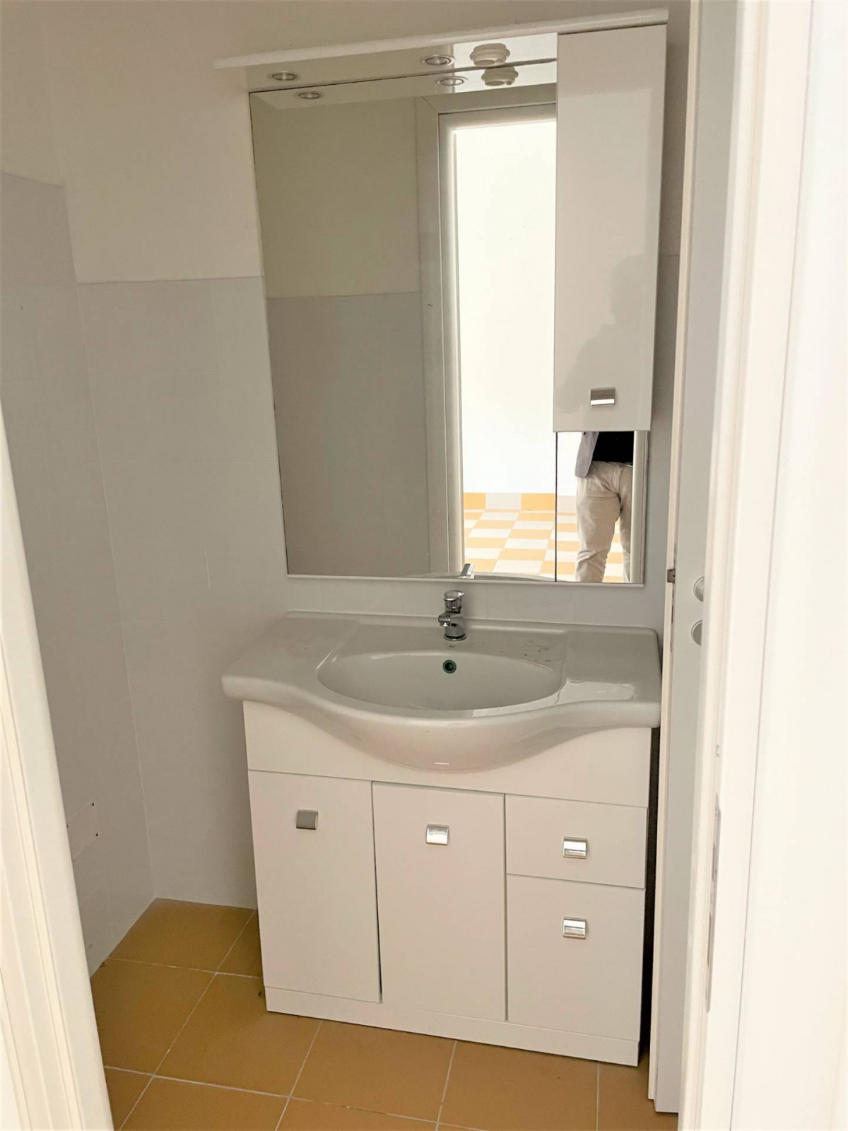 Immagine 18 di Locale commerciale in affitto  in Via dei Romagnoli 515 a Roma