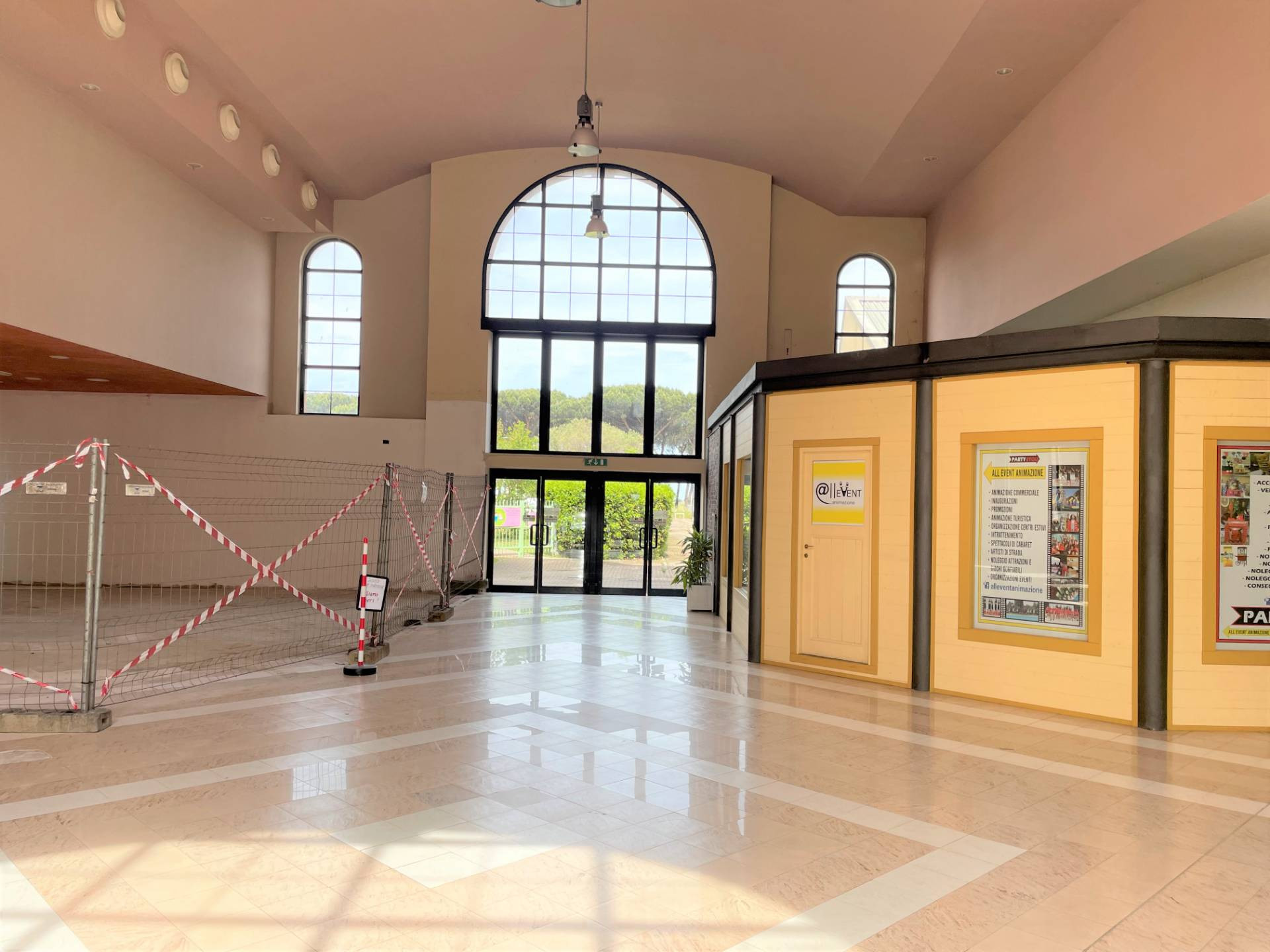 Immagine 21 di Locale commerciale in affitto  in Via dei Romagnoli 515 a Roma