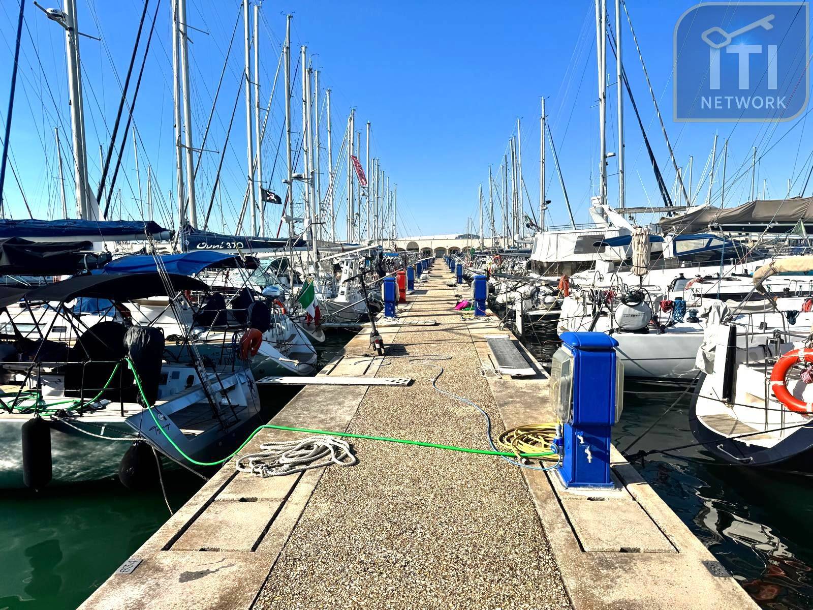 Immagine 3 di Box auto in vendita  in Lungomare Duca Degli Abruzzi 84 a Roma