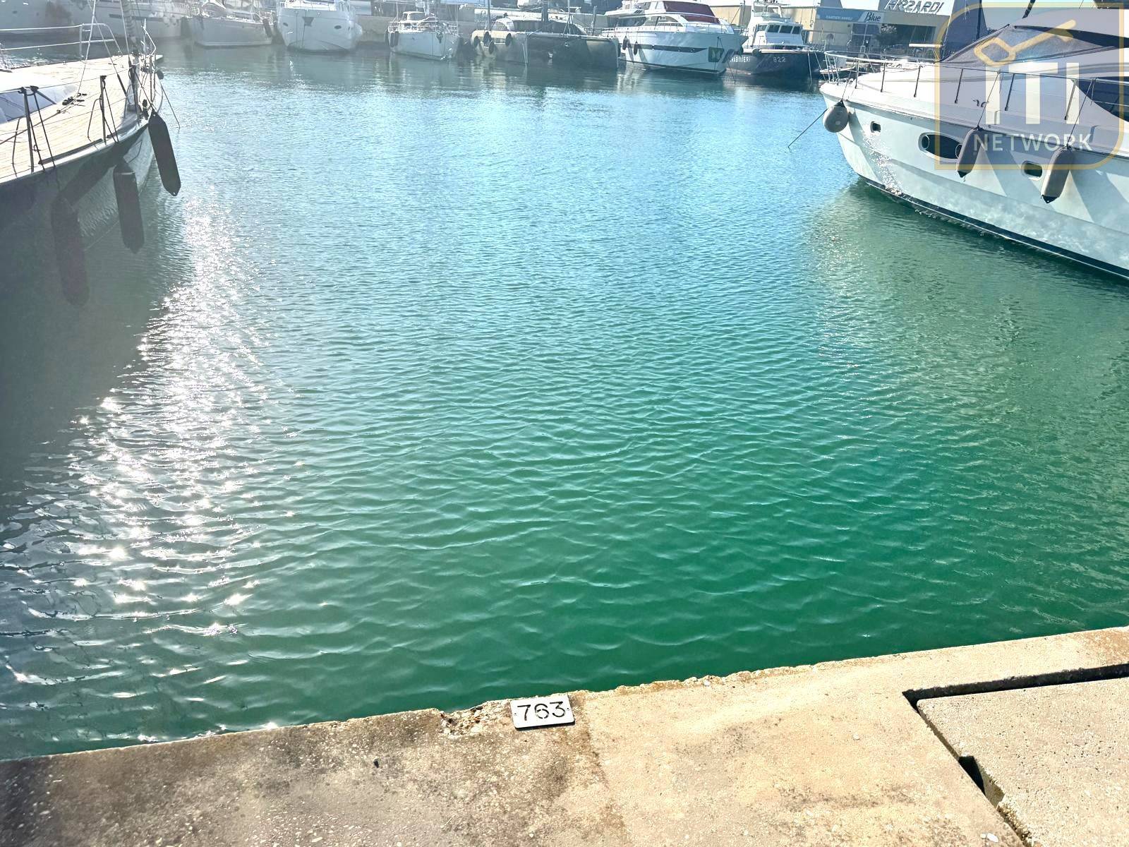 Immagine 6 di Box auto in vendita  in Lungomare Duca Degli Abruzzi 84 a Roma