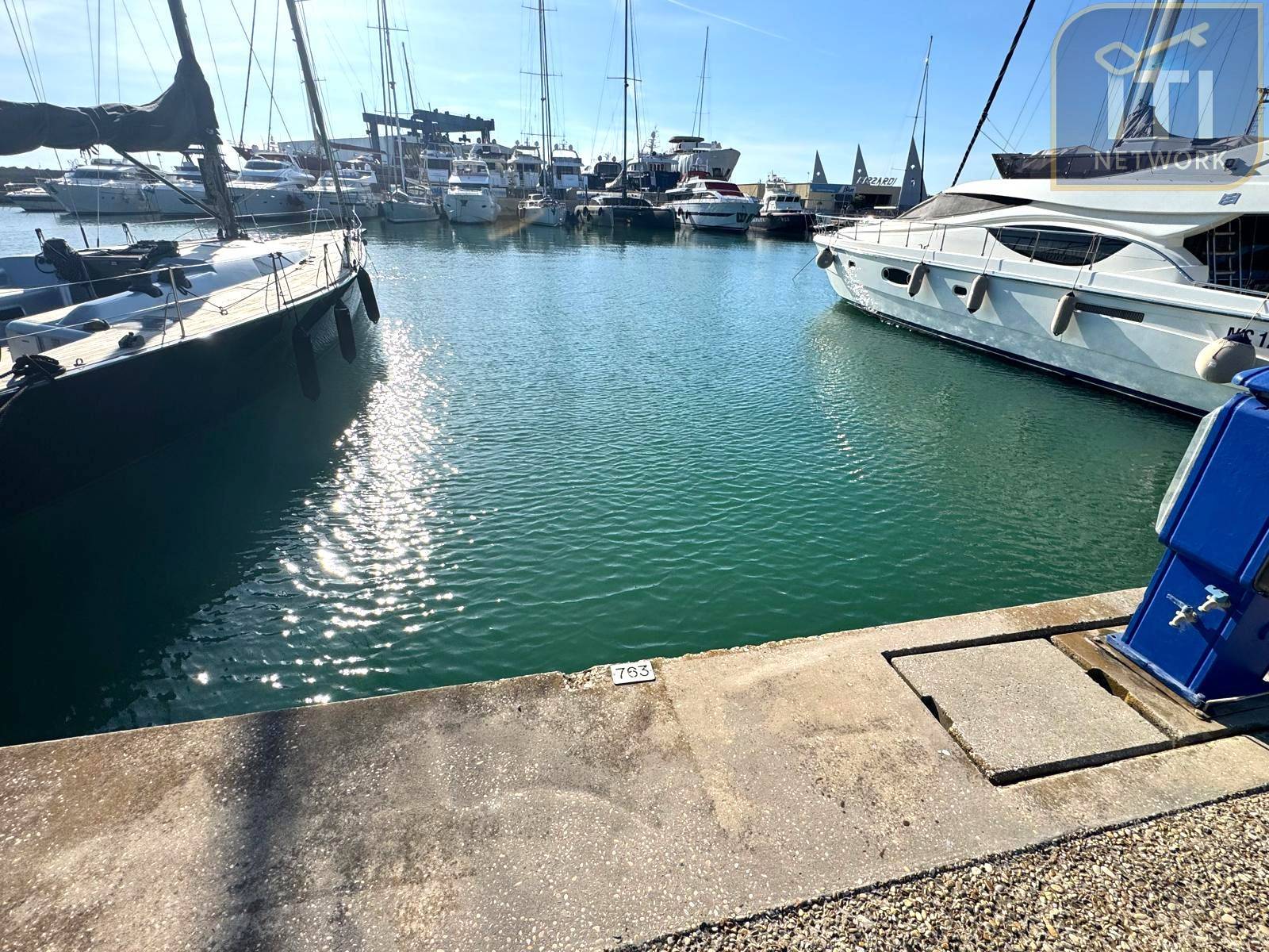 Immagine 7 di Box auto in vendita  in Lungomare Duca Degli Abruzzi 84 a Roma