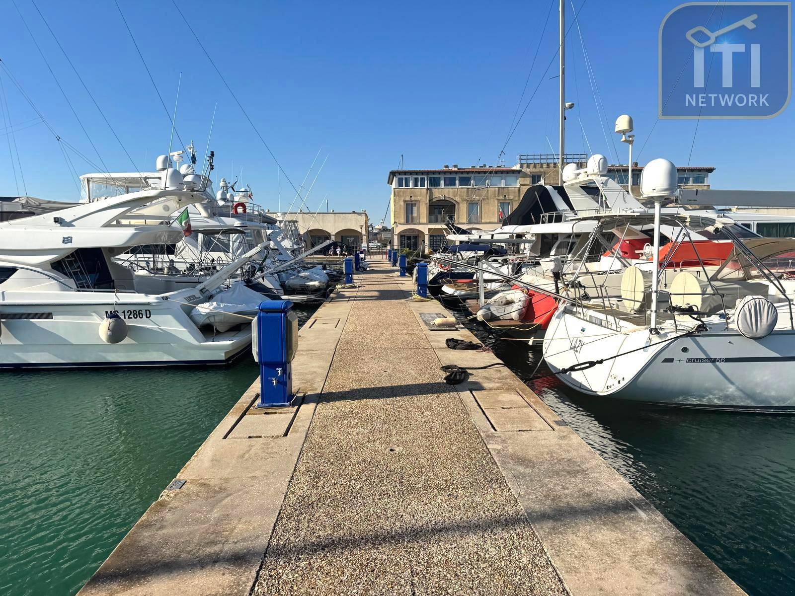 Immagine 9 di Box auto in vendita  in Lungomare Duca Degli Abruzzi 84 a Roma