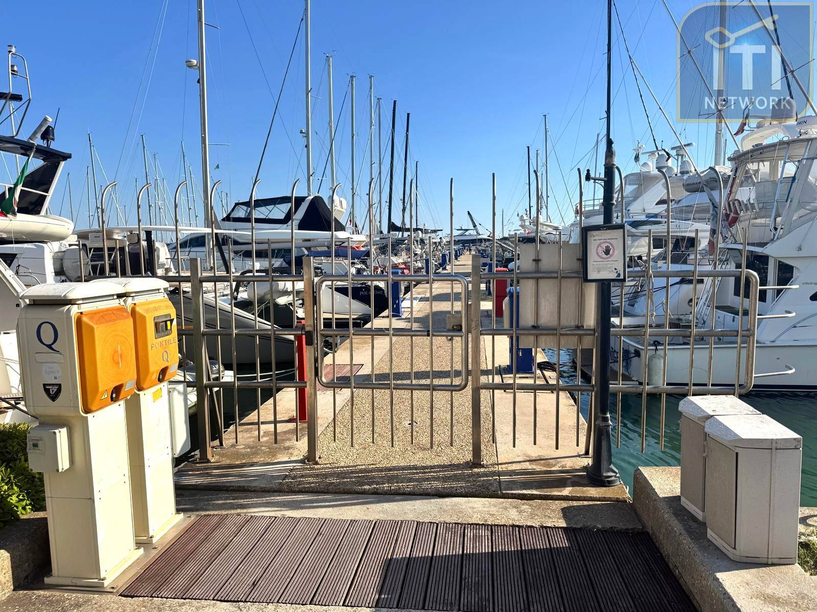 Immagine 10 di Box auto in vendita  in Lungomare Duca Degli Abruzzi 84 a Roma