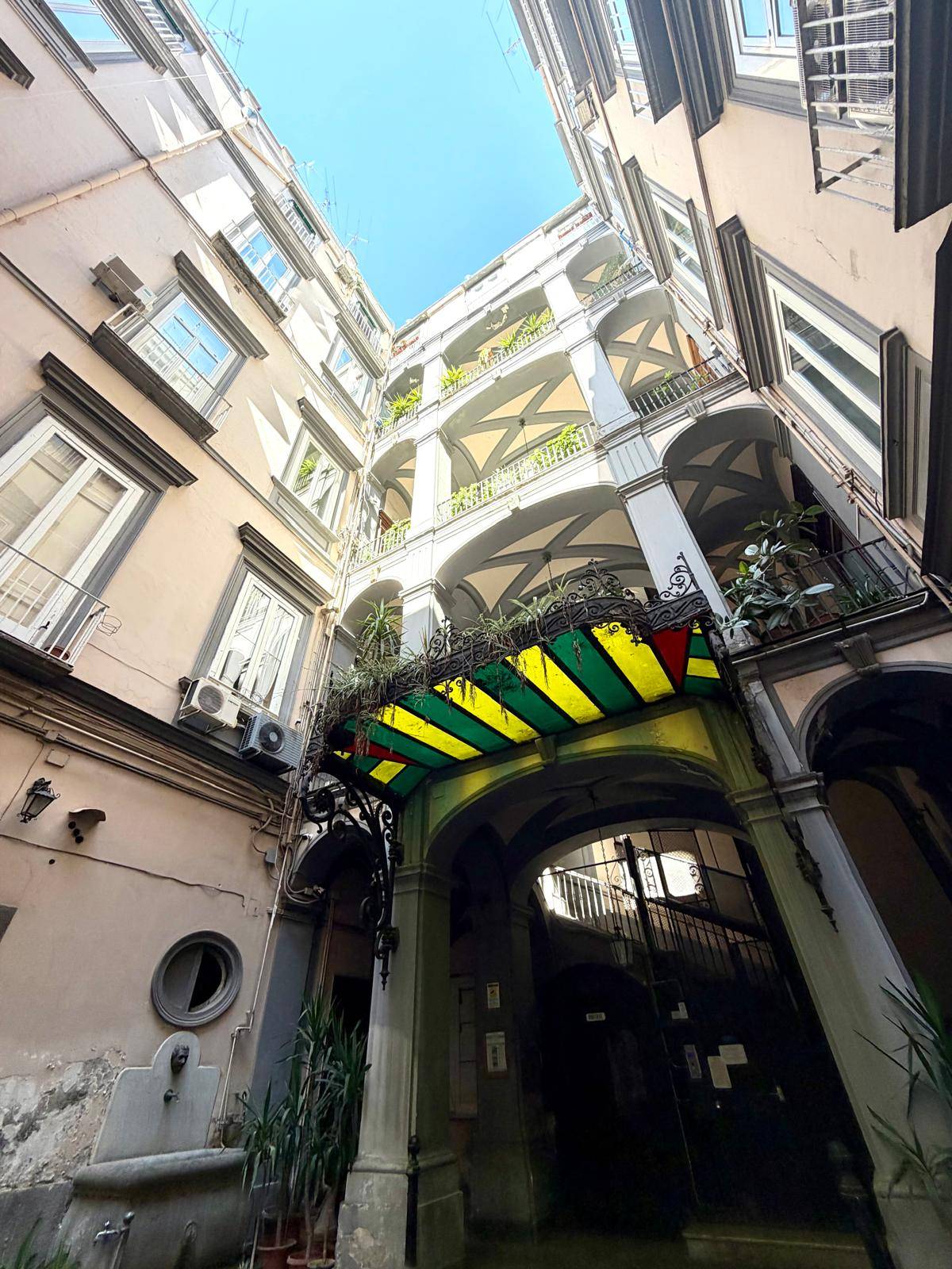 Immagine 3 di Appartamento in vendita  in via costantinopoli 30 a Napoli
