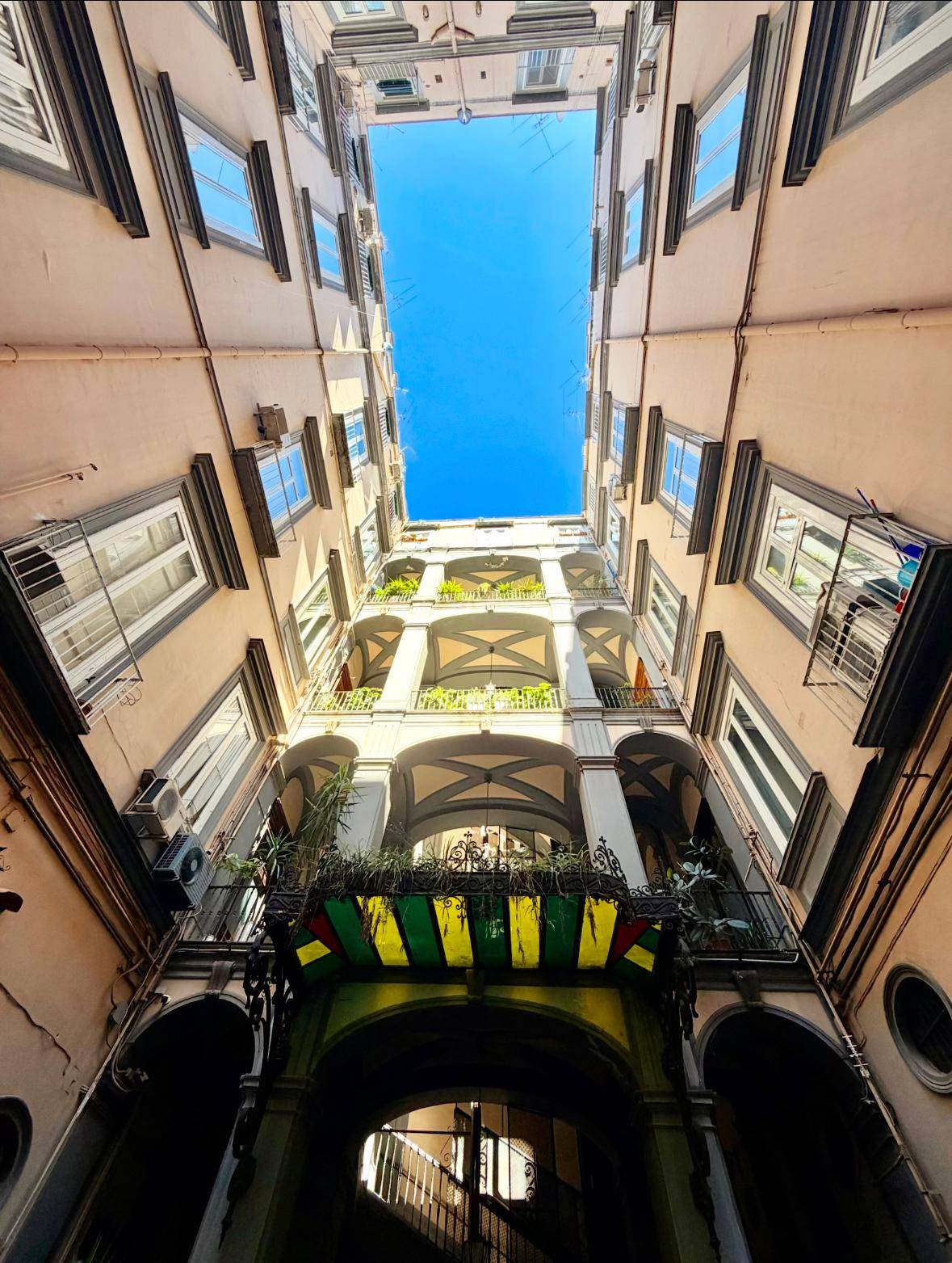 Immagine 2 di Appartamento in vendita  in via costantinopoli 30 a Napoli