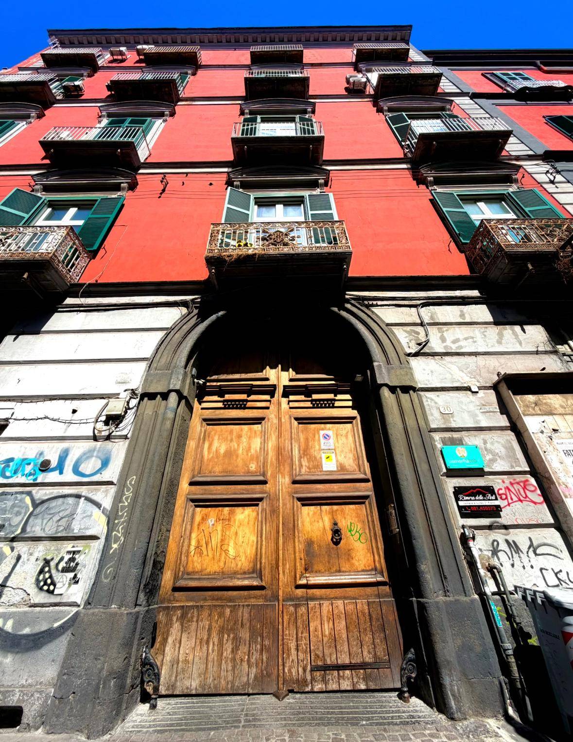 Immagine 4 di Appartamento in vendita  in via costantinopoli 30 a Napoli