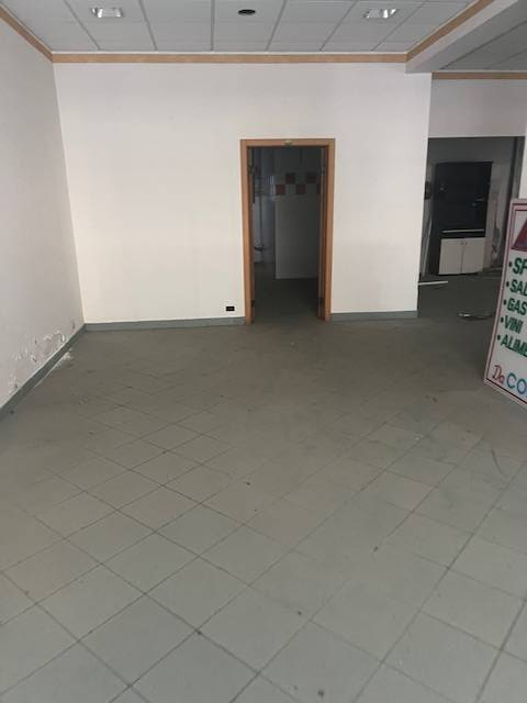 Immagine 9 di Locale commerciale in vendita  in VIA DELLA VITTORIA 9/11 a Alba Adriatica