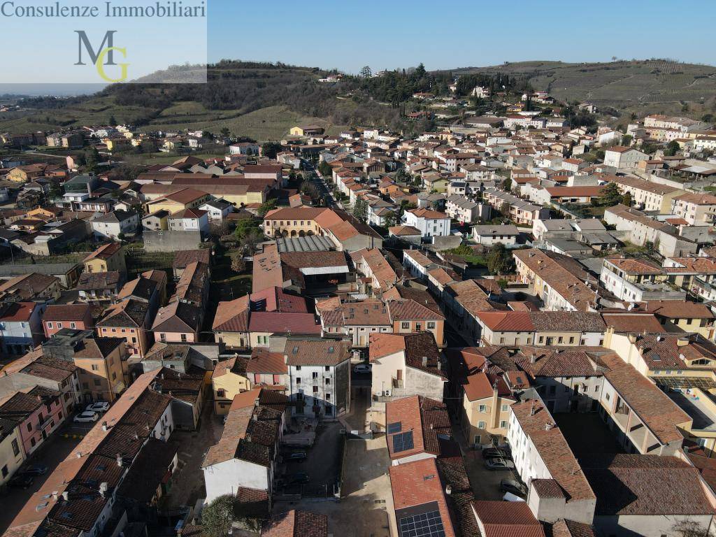 Immagine 2 di Attività commerciale in vendita  a Monteforte D'alpone