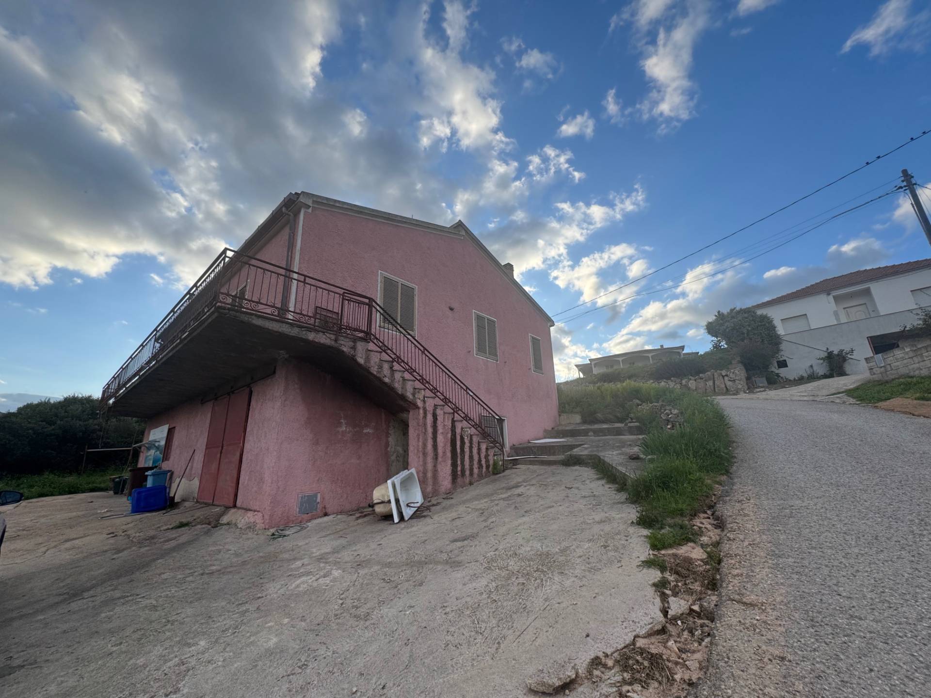 Immagine 1 di Villa in vendita  in Berchiddeddu FRAZ. SOS CODDOS a Aggius