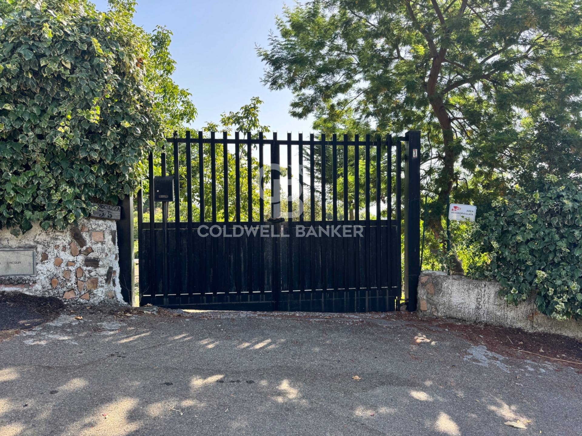 Immagine 8 di Villa in vendita  in via vena a Piedimonte Etneo