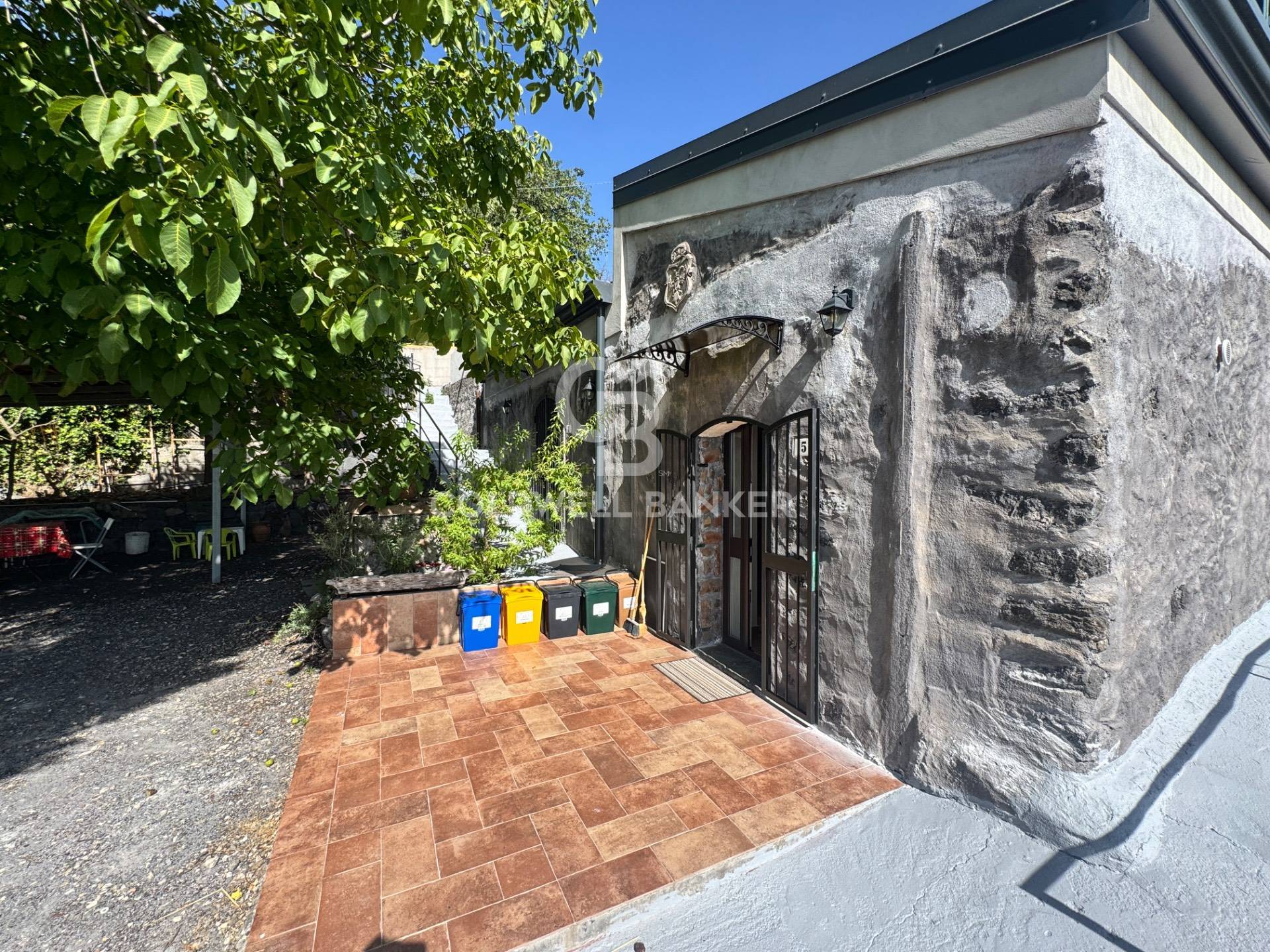 Immagine 4 di Villa in vendita  in via vena a Piedimonte Etneo