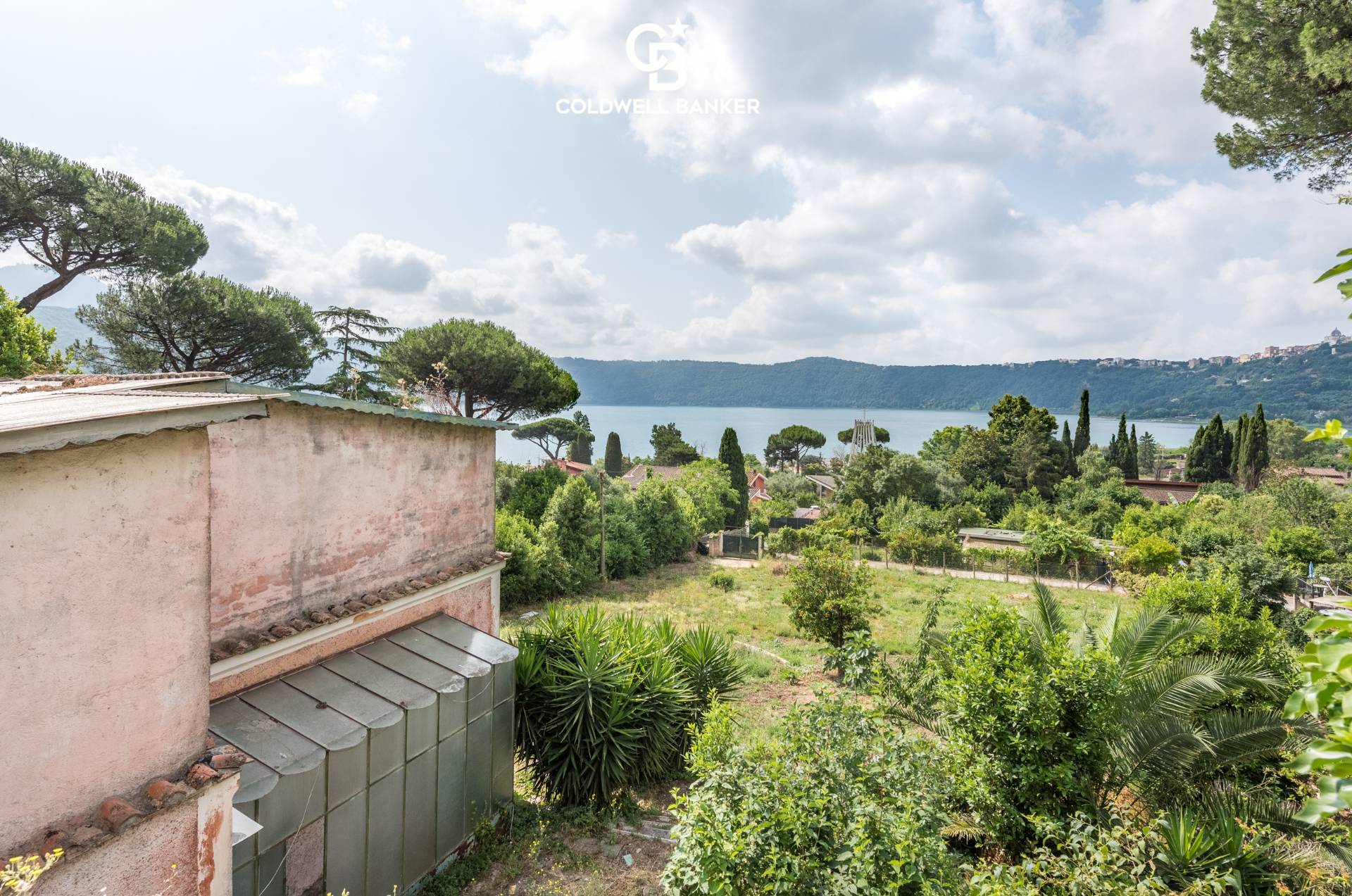 Immagine 5 di Villa in vendita  in Via Piano del Lago 7 a Castel Gandolfo