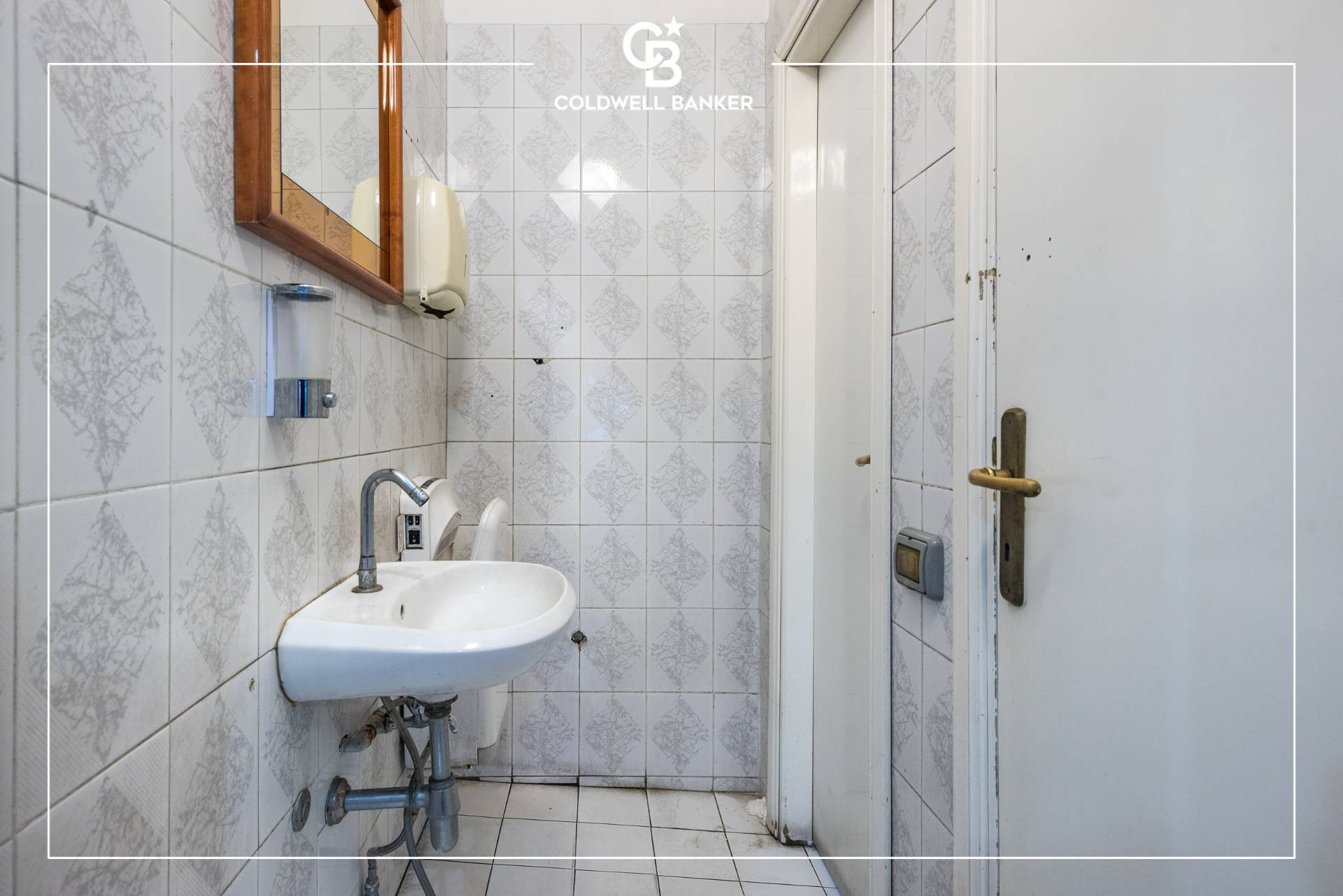 Immagine 18 di Locale commerciale in vendita  in Via Torre del Vescovo 1 a Pomezia