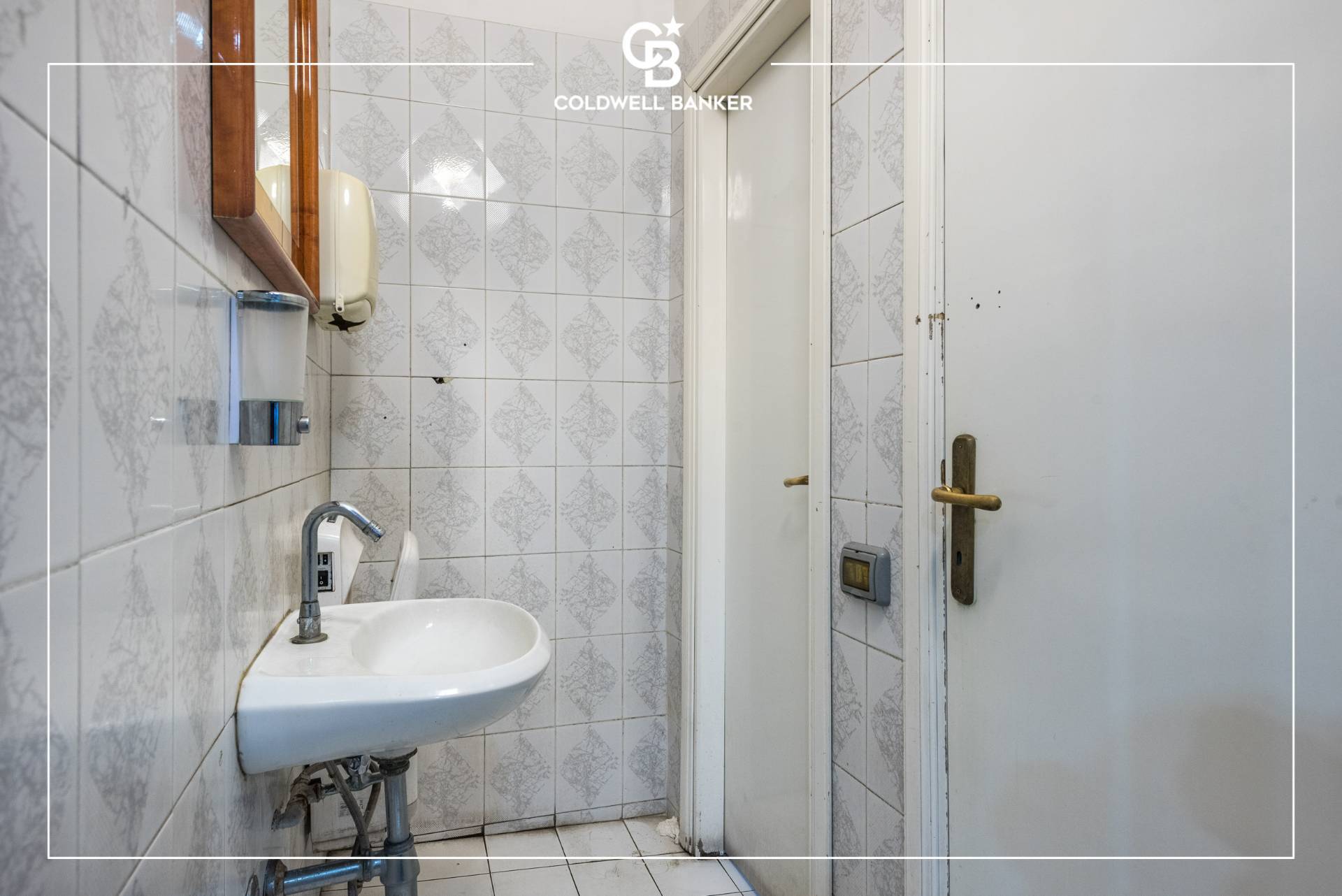 Immagine 19 di Locale commerciale in vendita  in Via Torre del Vescovo 1 a Pomezia