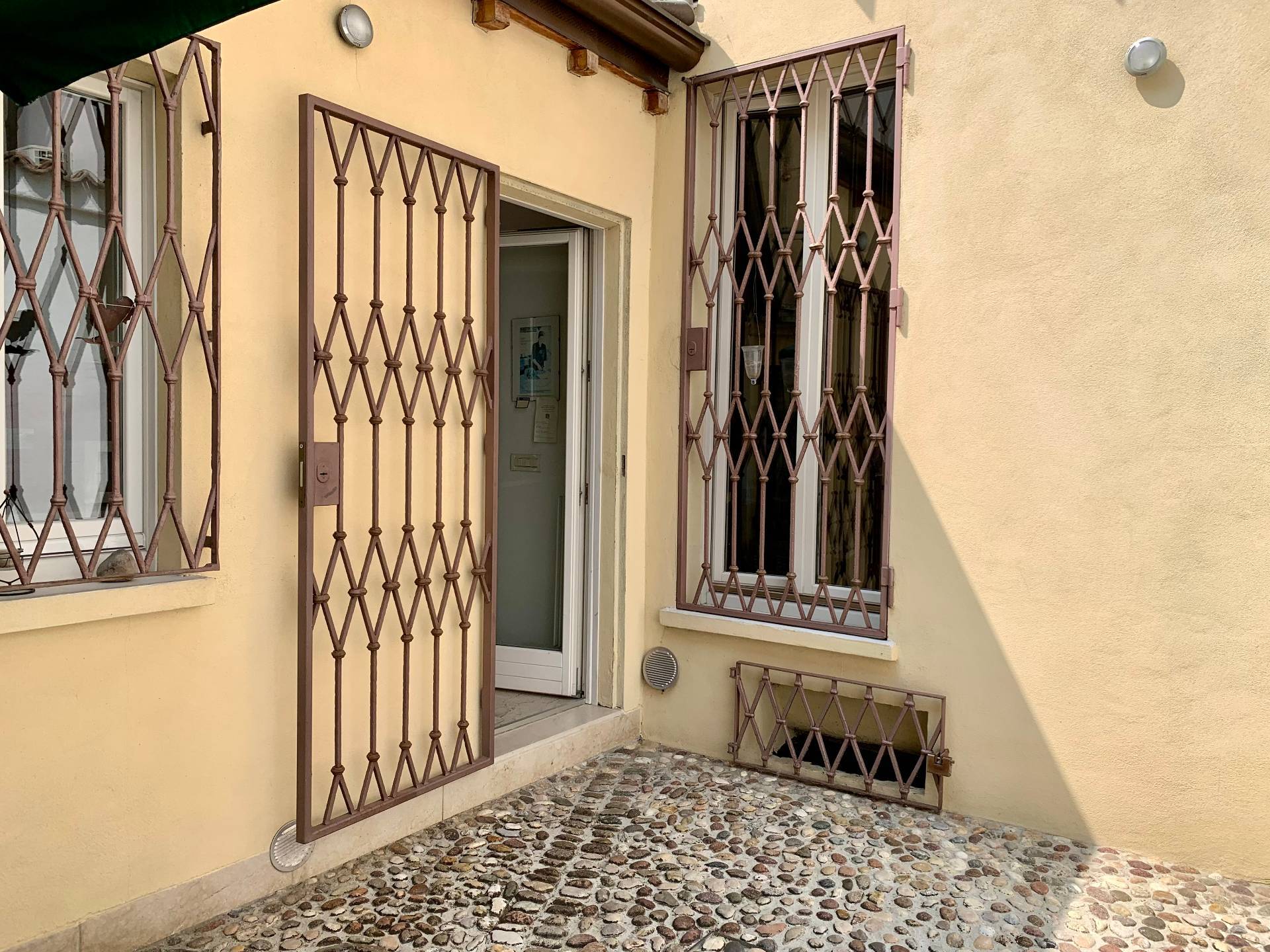 Immagine 14 di Casa indipendente in vendita  a Mantova